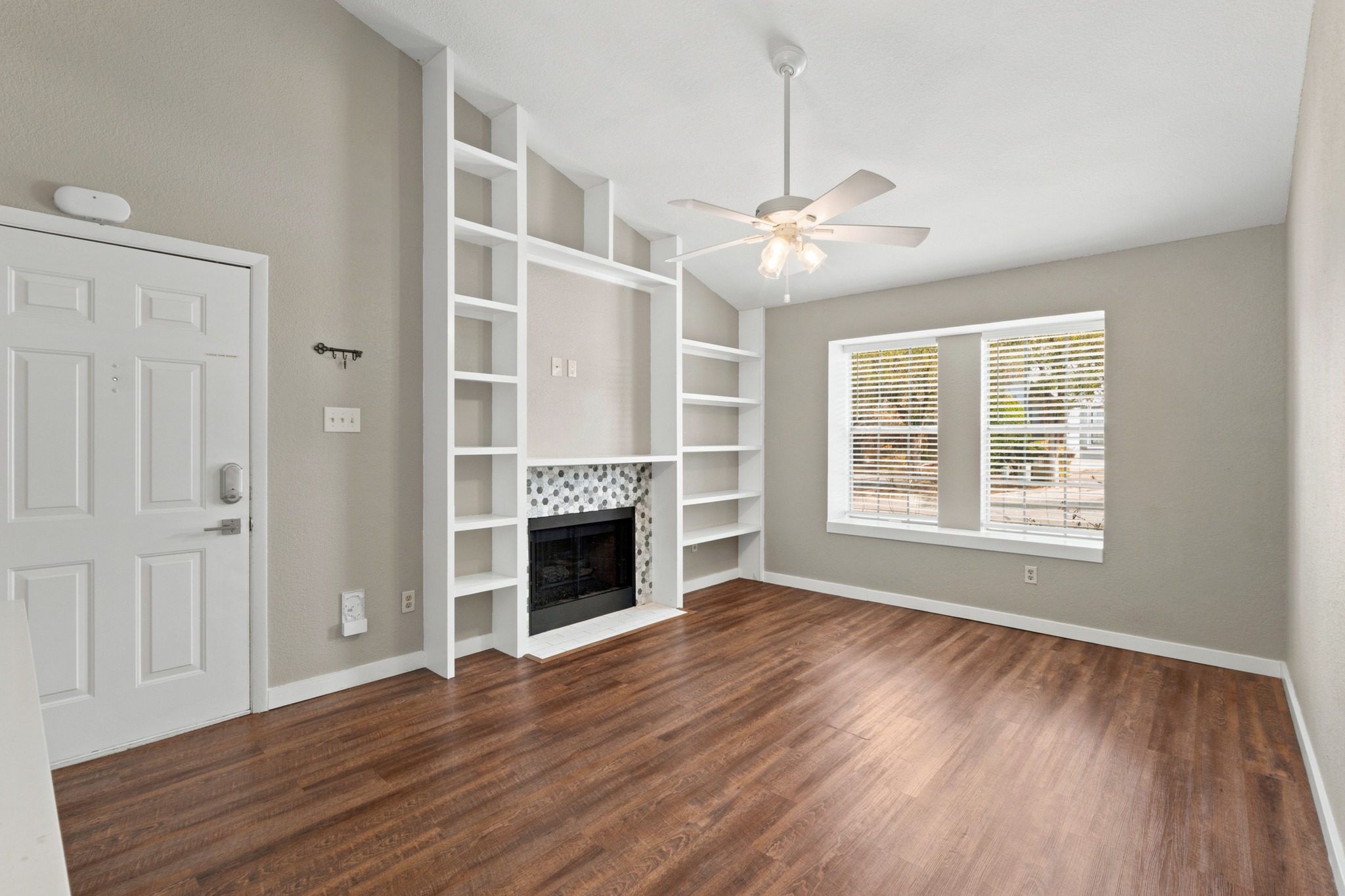 1411 Gracy Farms Ln 61 — photo