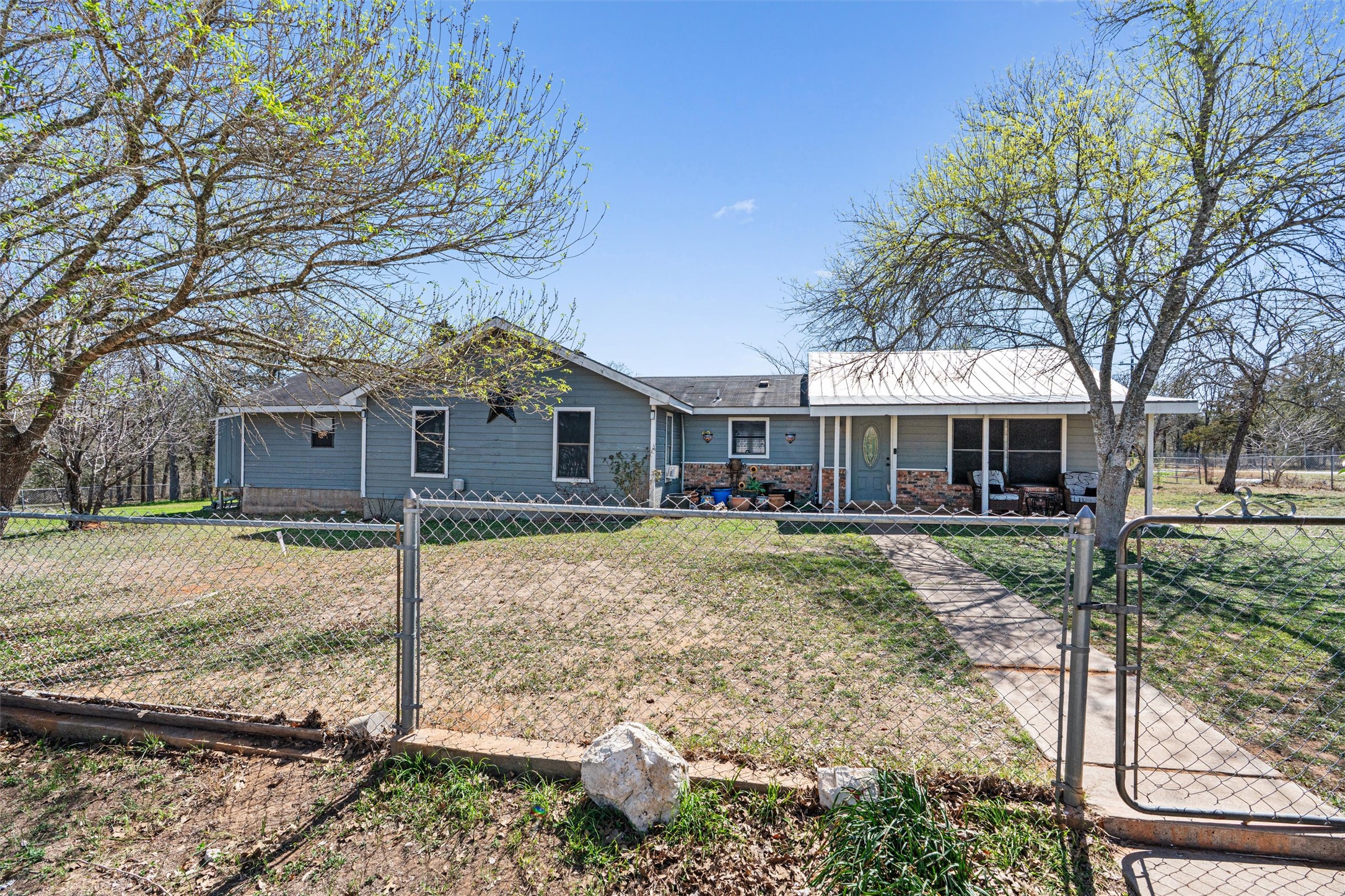 137 Scarlet Oaks Dr — photo