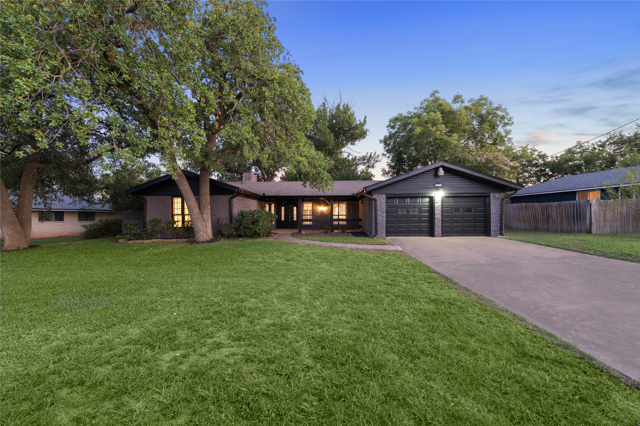 605 Meadowbrook Dr — photo