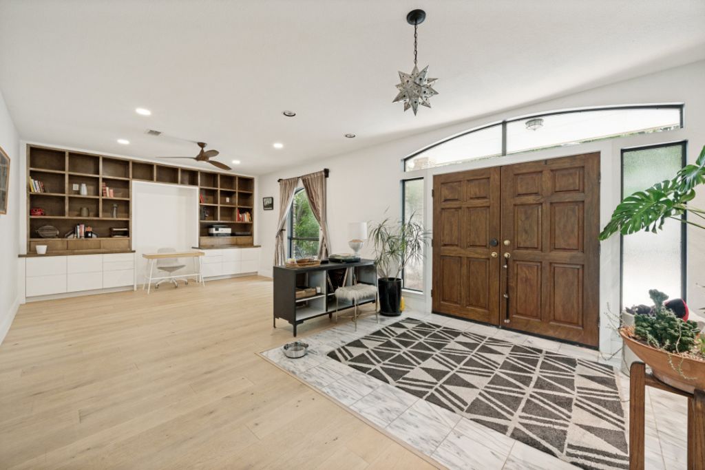5804 Ginre CV — photo
