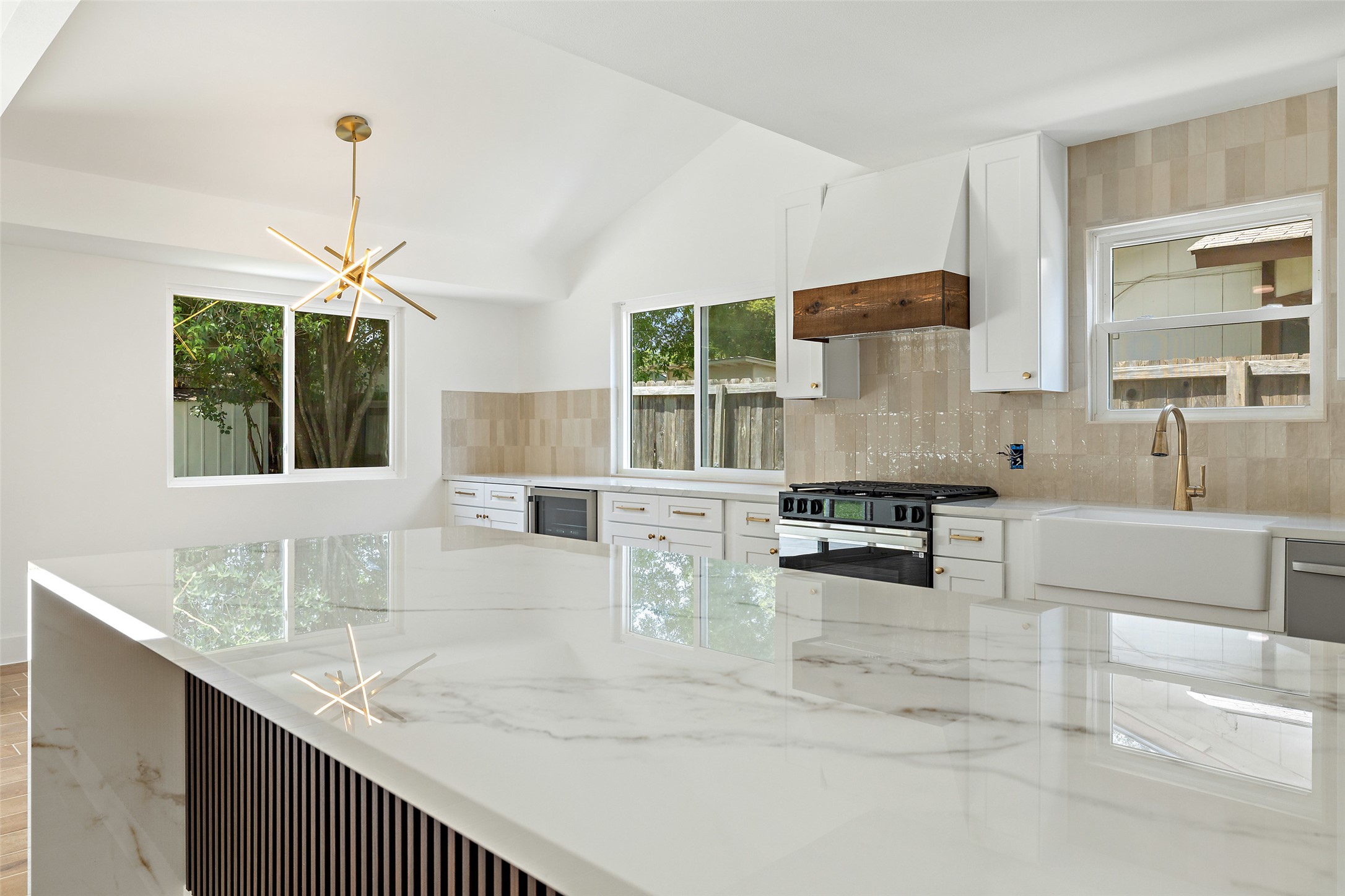 1111 Spearson Ln — photo