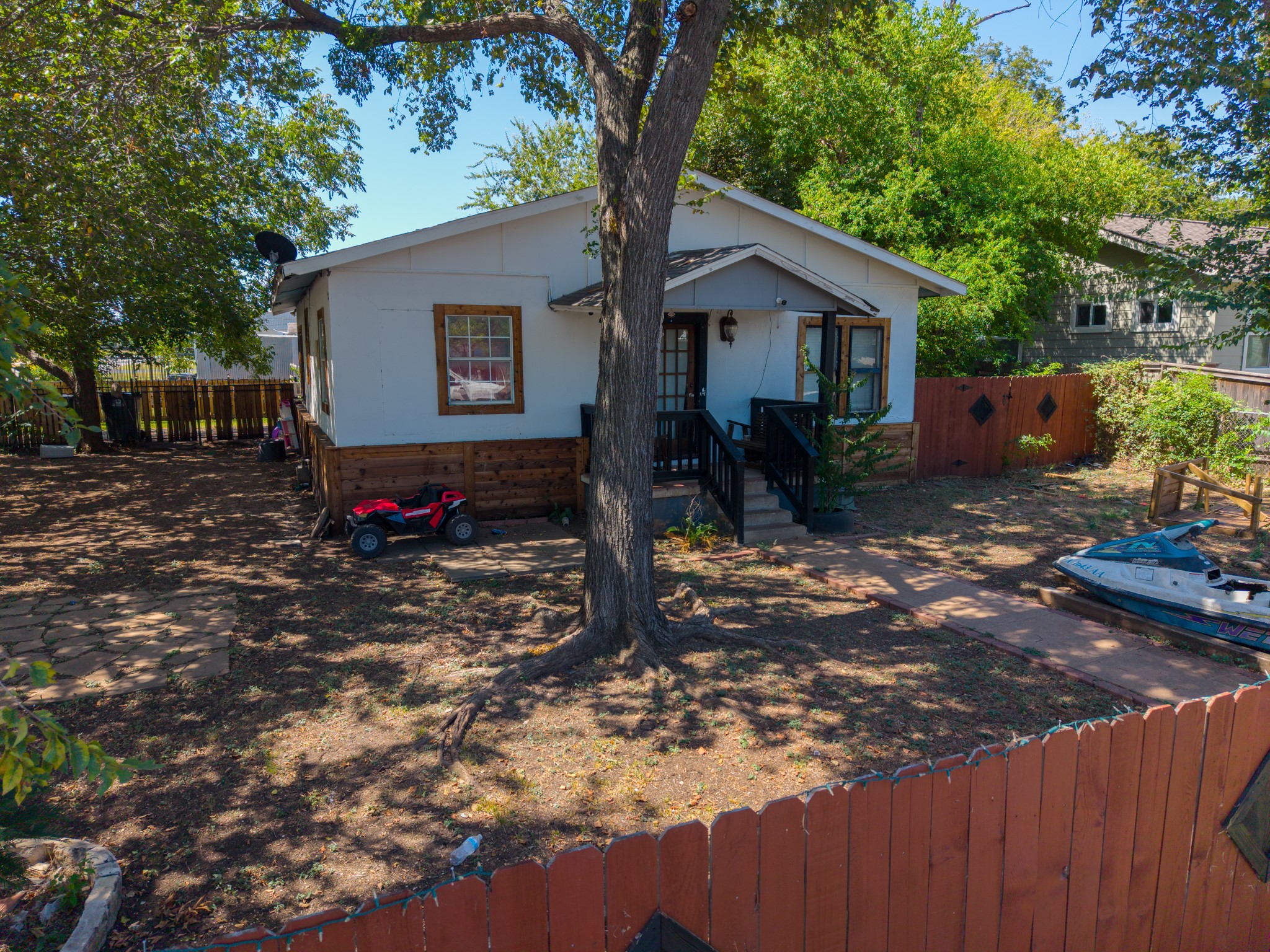 806 E 4th Street, Georgetown, TX 78626 — photo 2