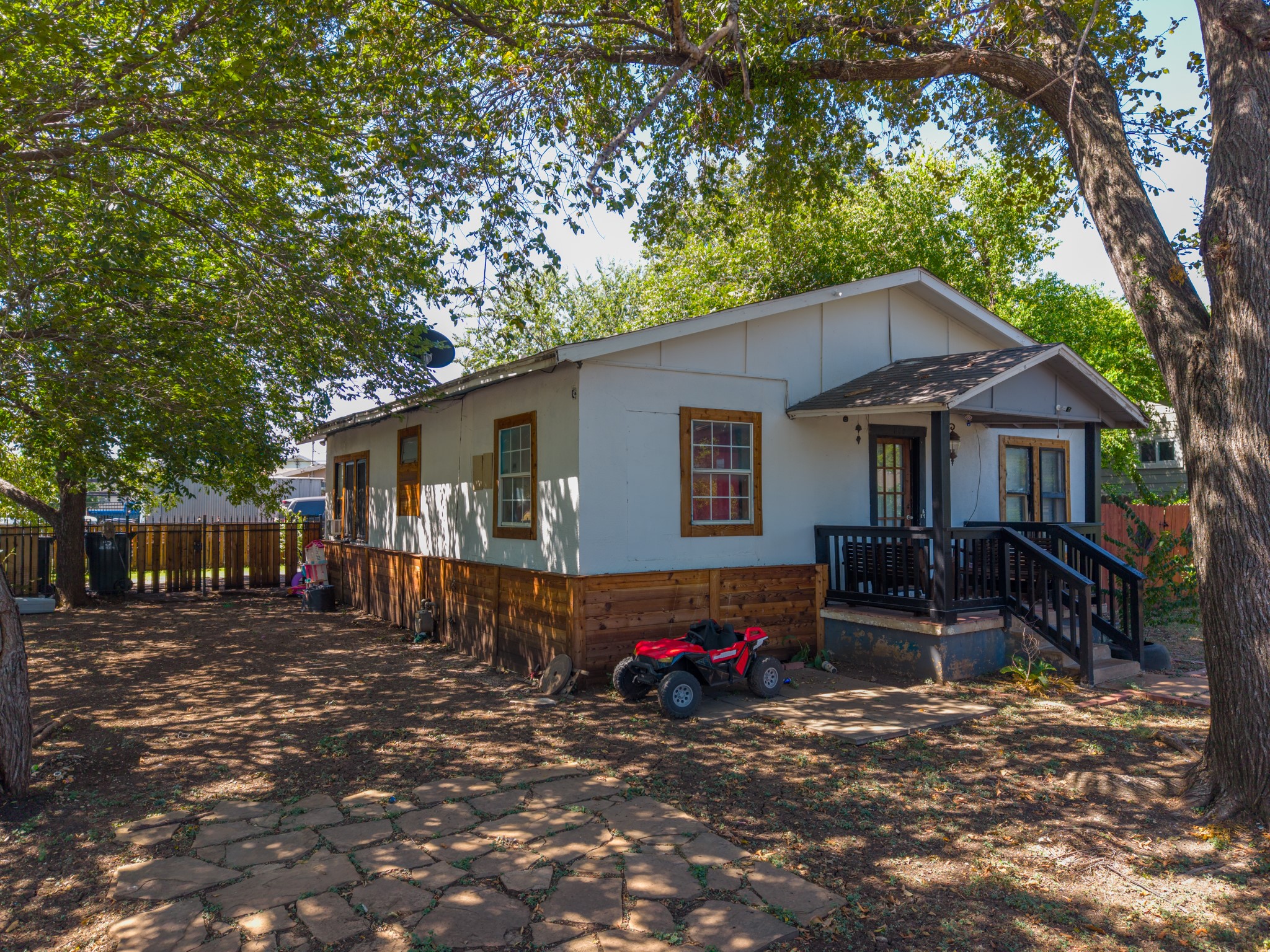 806 E 4th Street, Georgetown, TX 78626 — photo 3