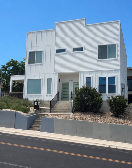 2108 Rosewood Ave B — photo