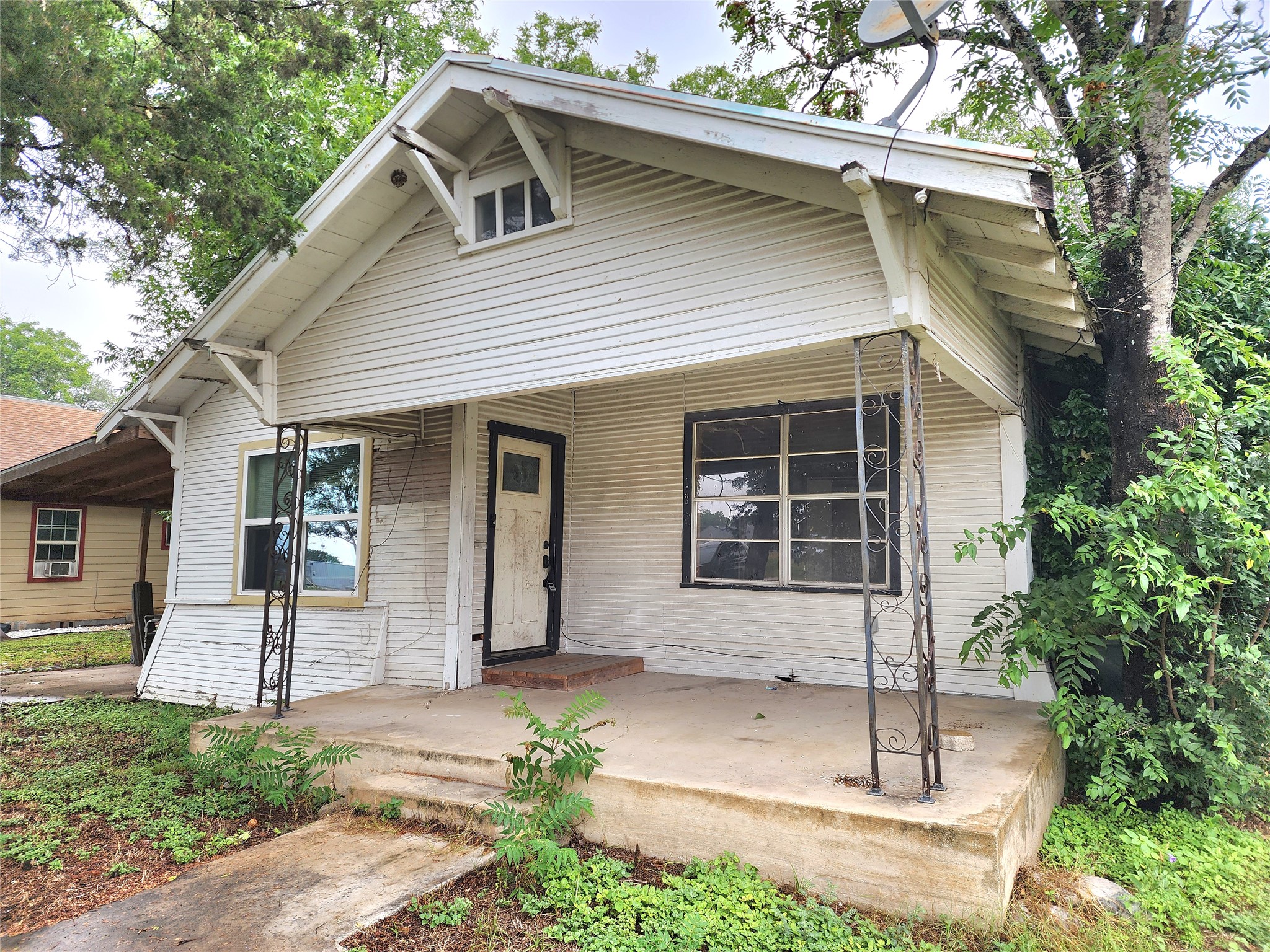 123 E Davis St — photo