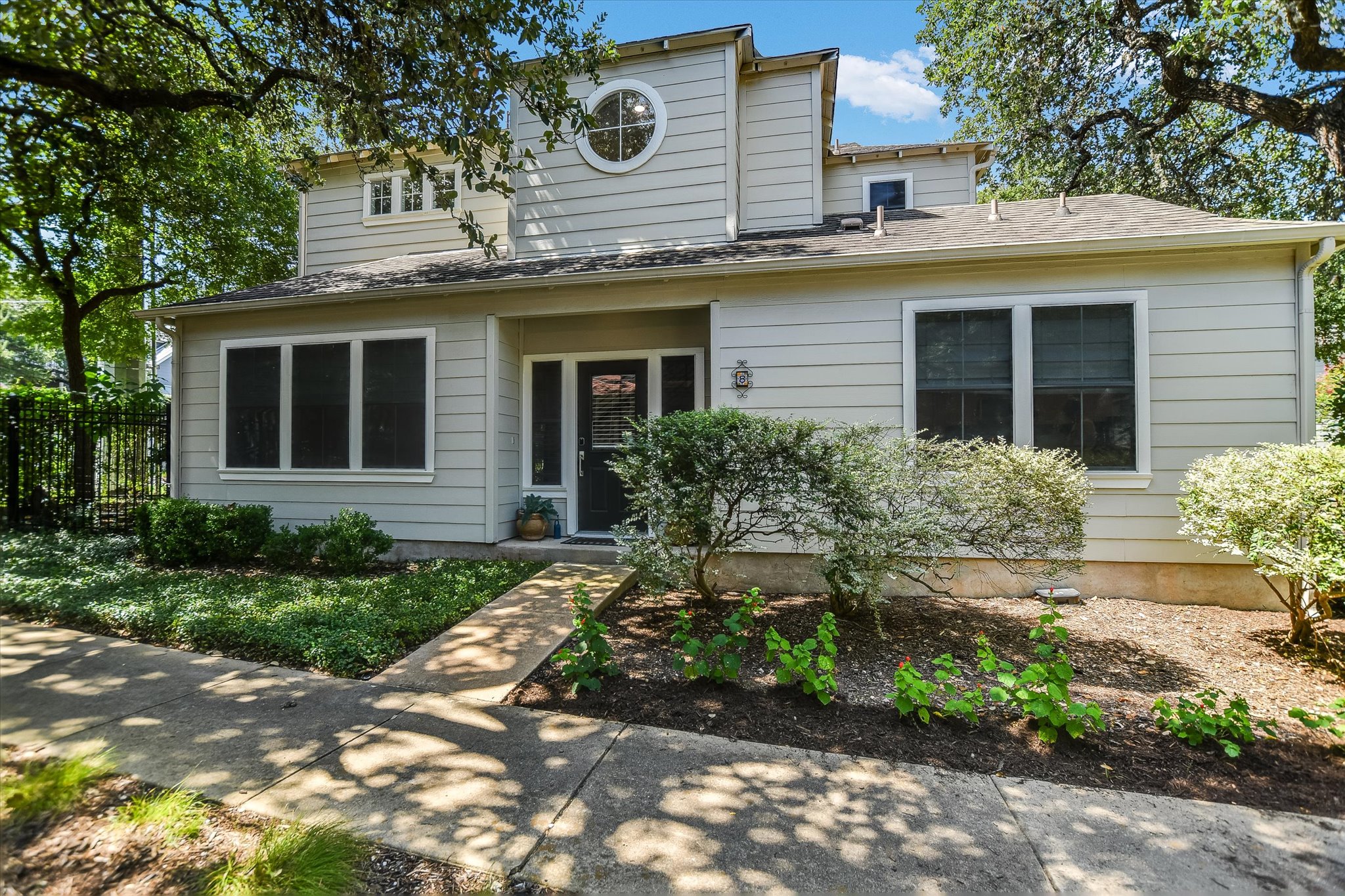 1011 Brodie St 8 — photo