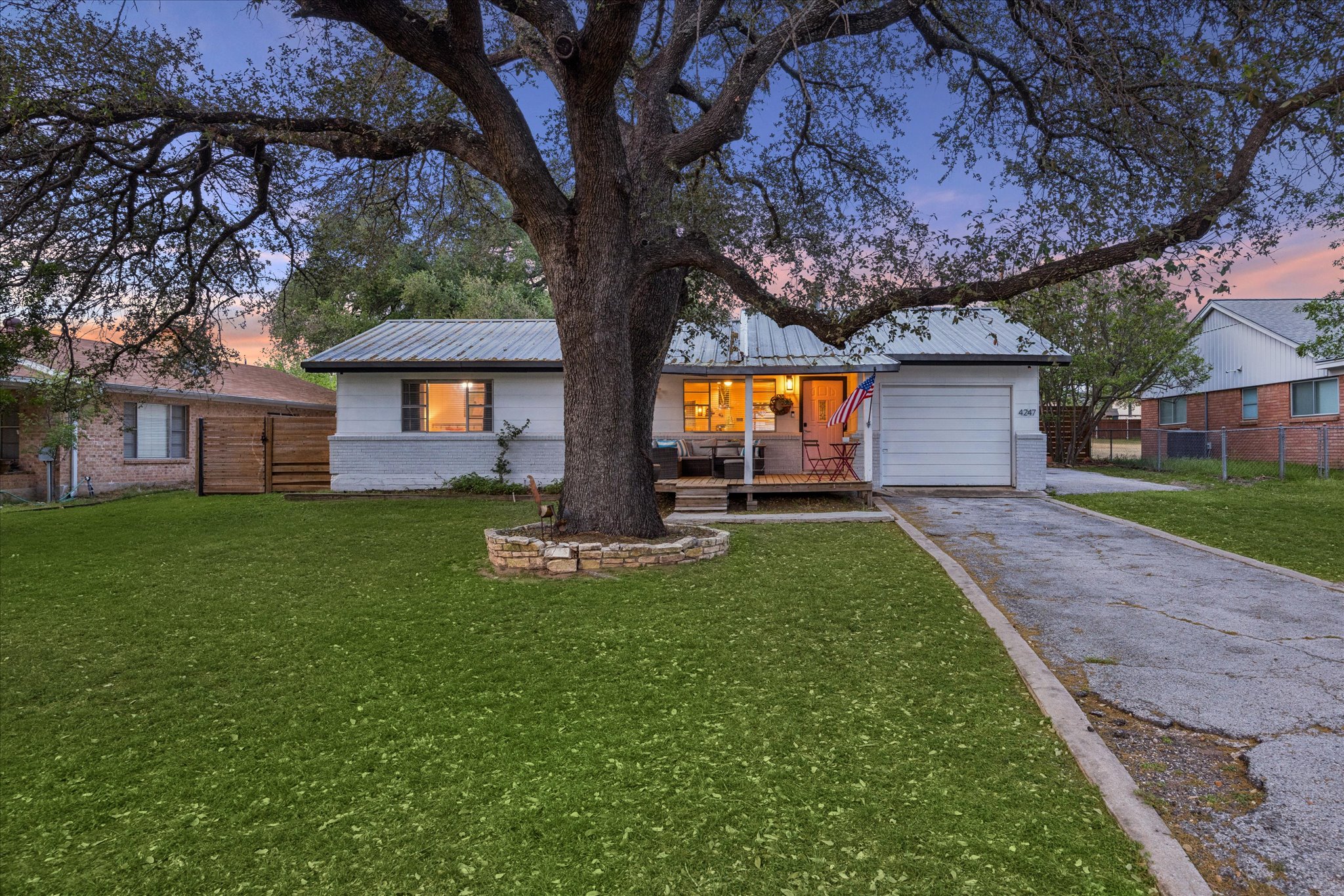 4247 River Oaks Dr — photo
