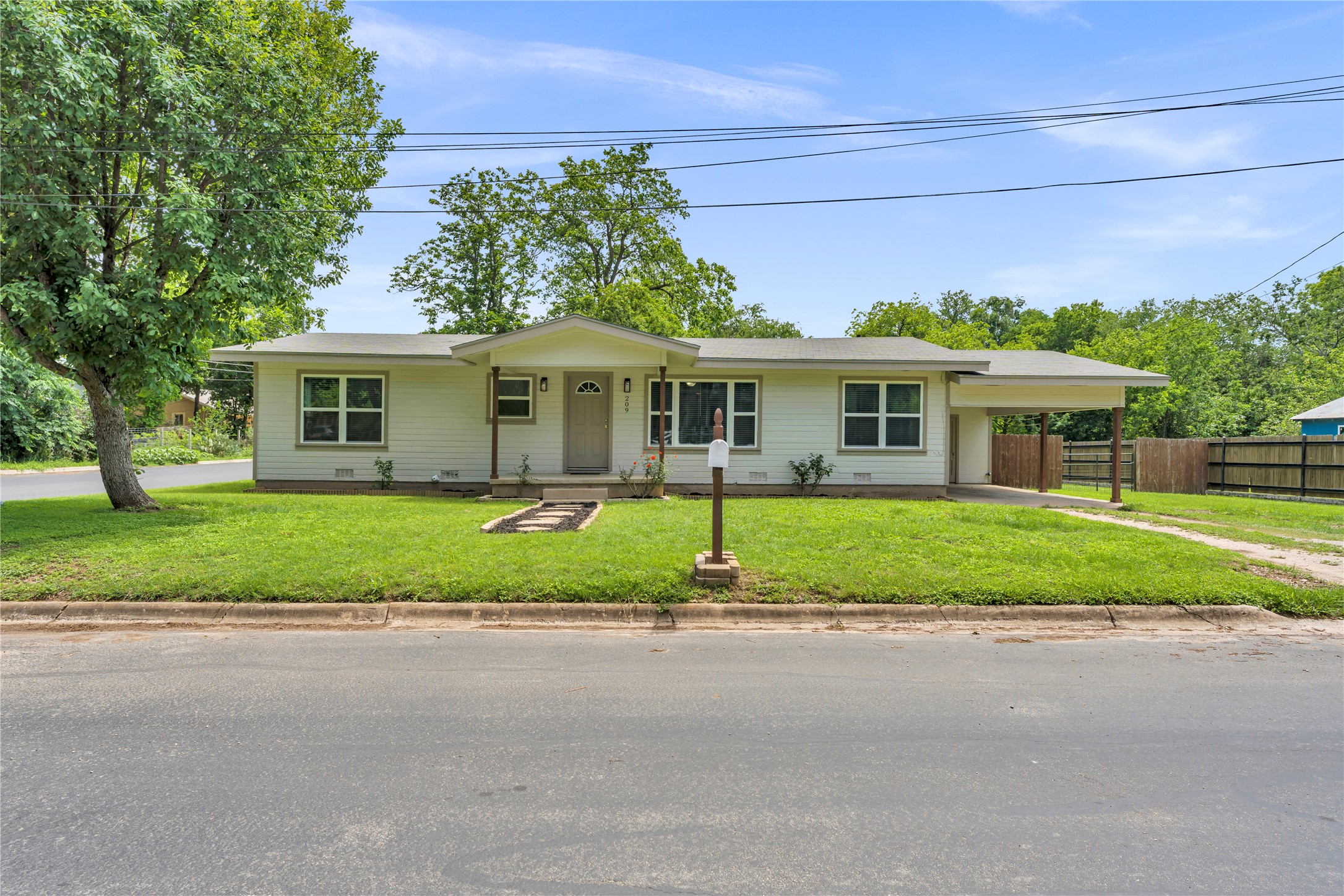 209 E Live Oak St — photo