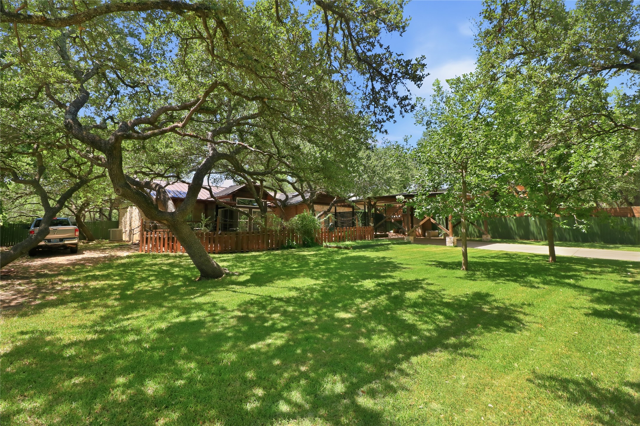 102 N Lake Hills Dr — photo