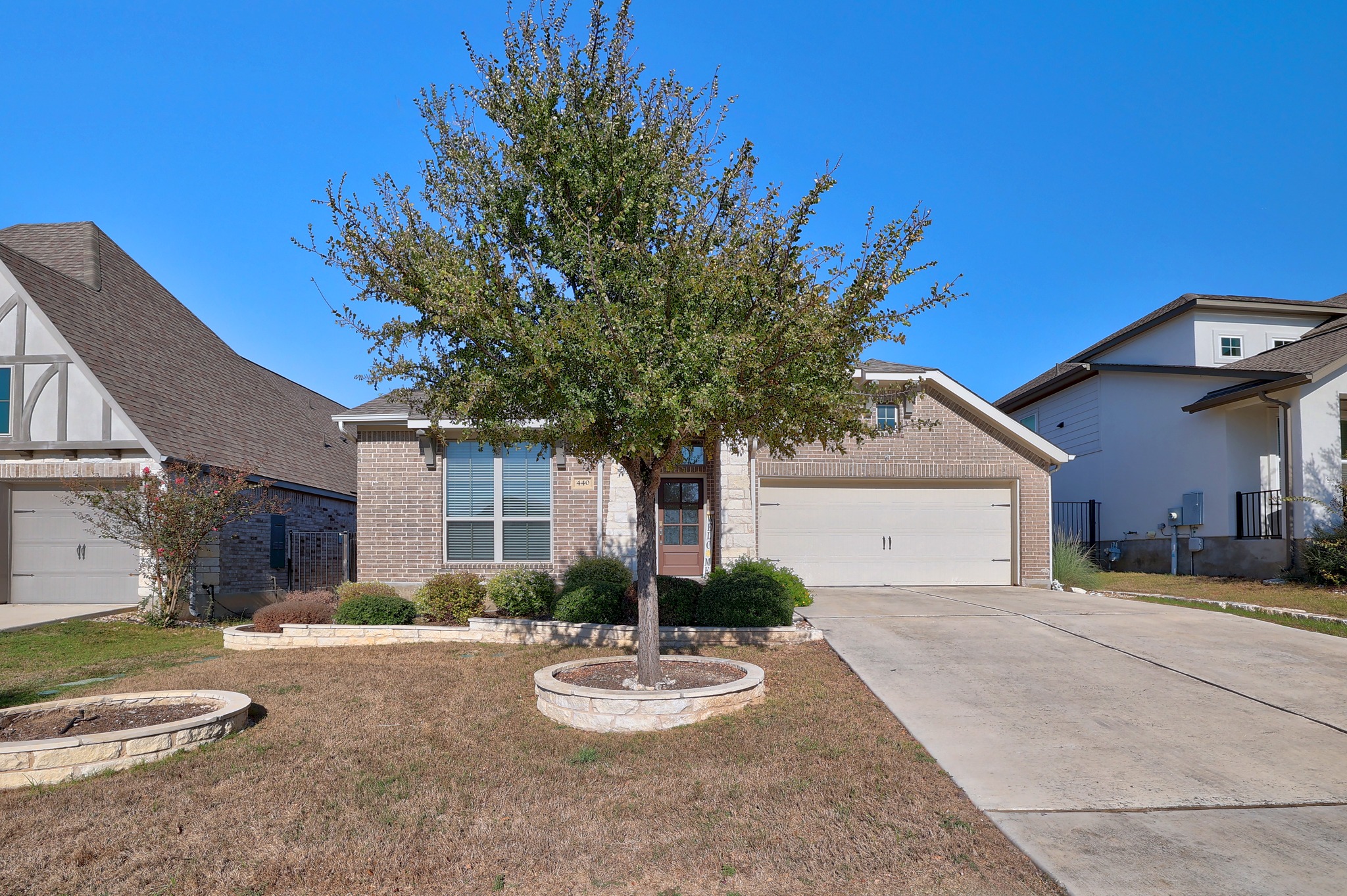 440 Saturnia Dr — photo