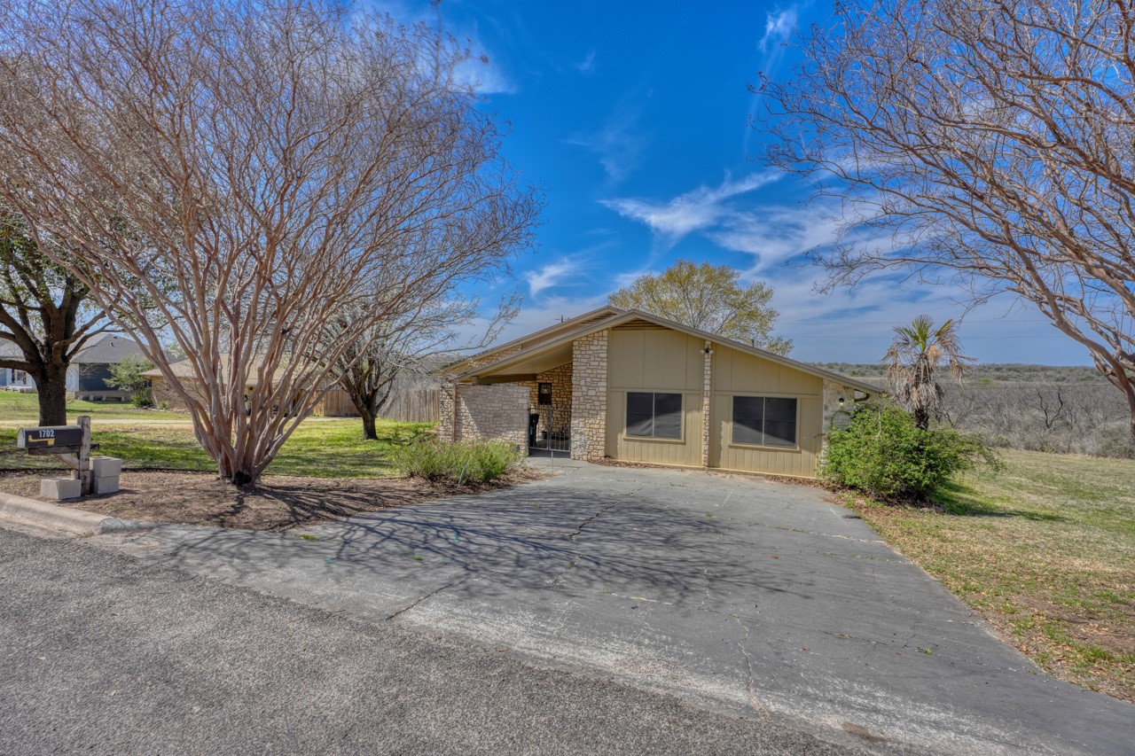 1702 Sunset Dr — photo