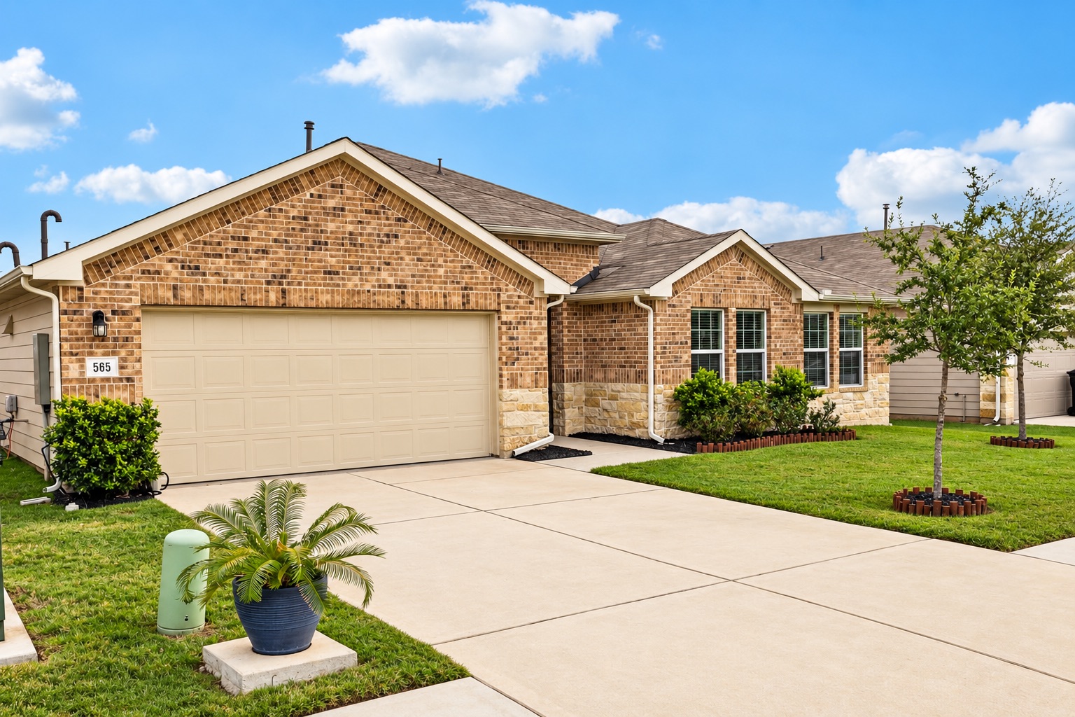 565 Apache Plum Dr — photo