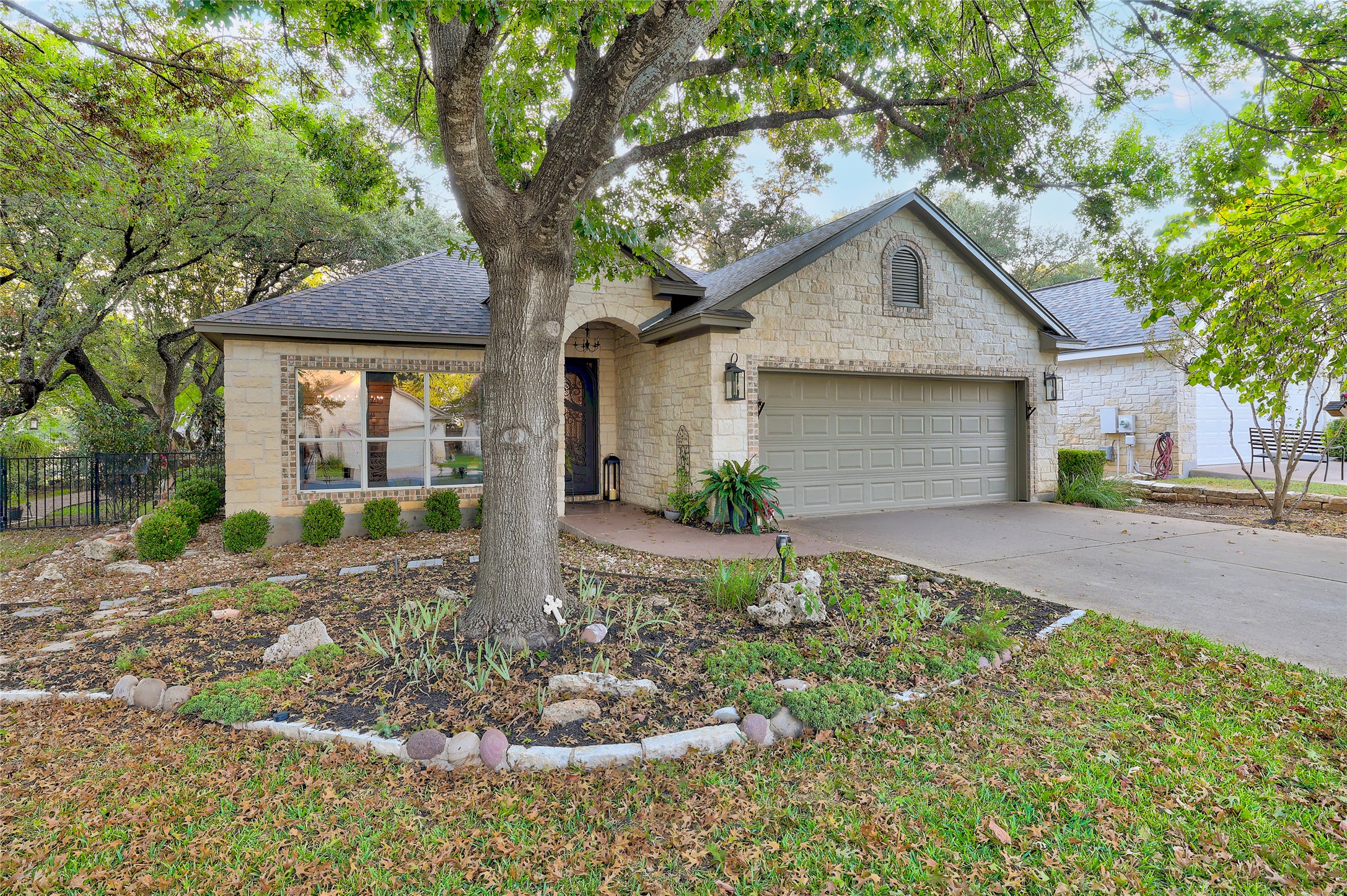 111 Brazos Dr — photo