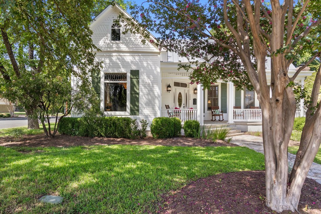 308 E Travis St — photo