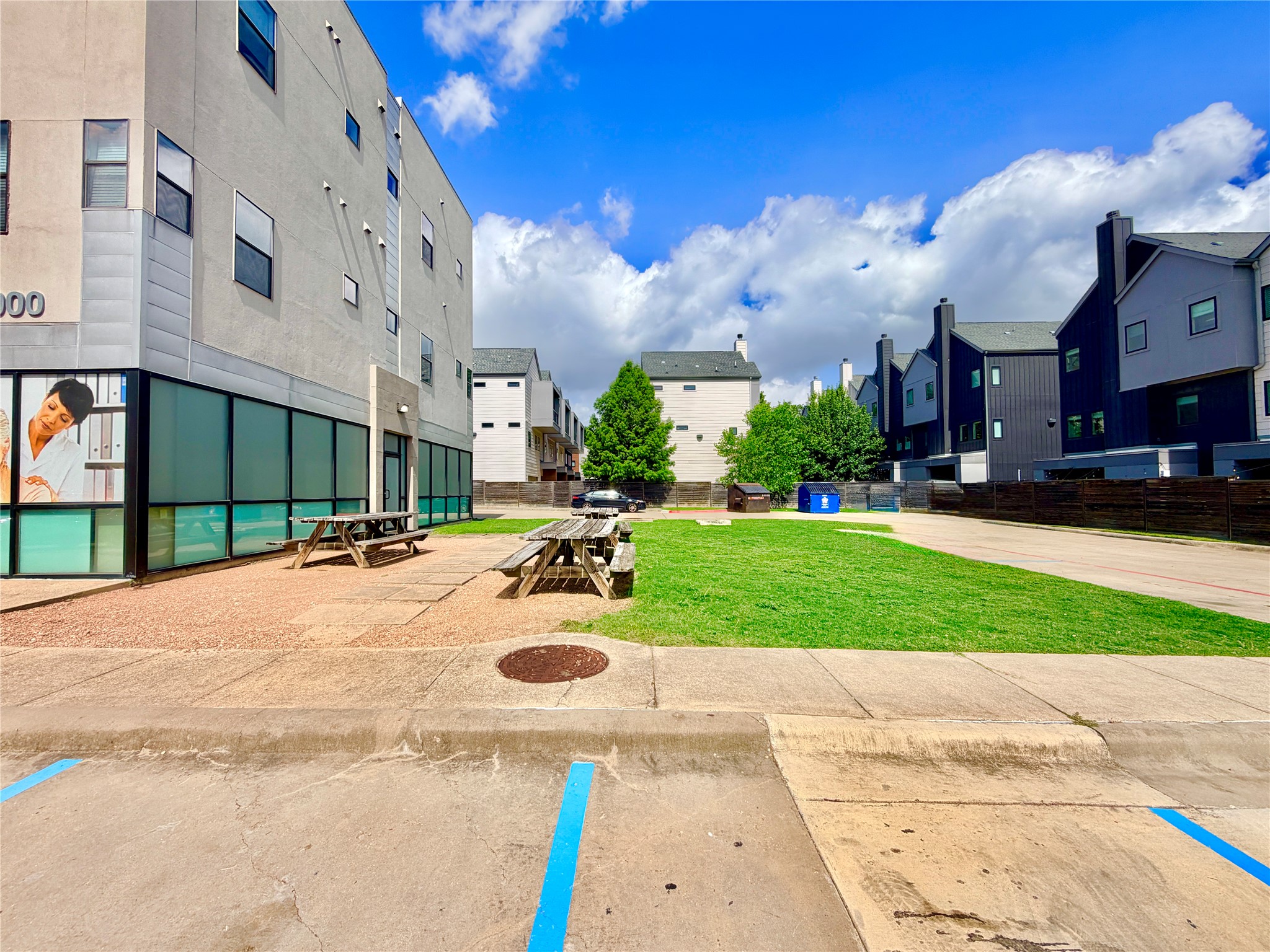 6000 S Congress Ave Courtyard — photo