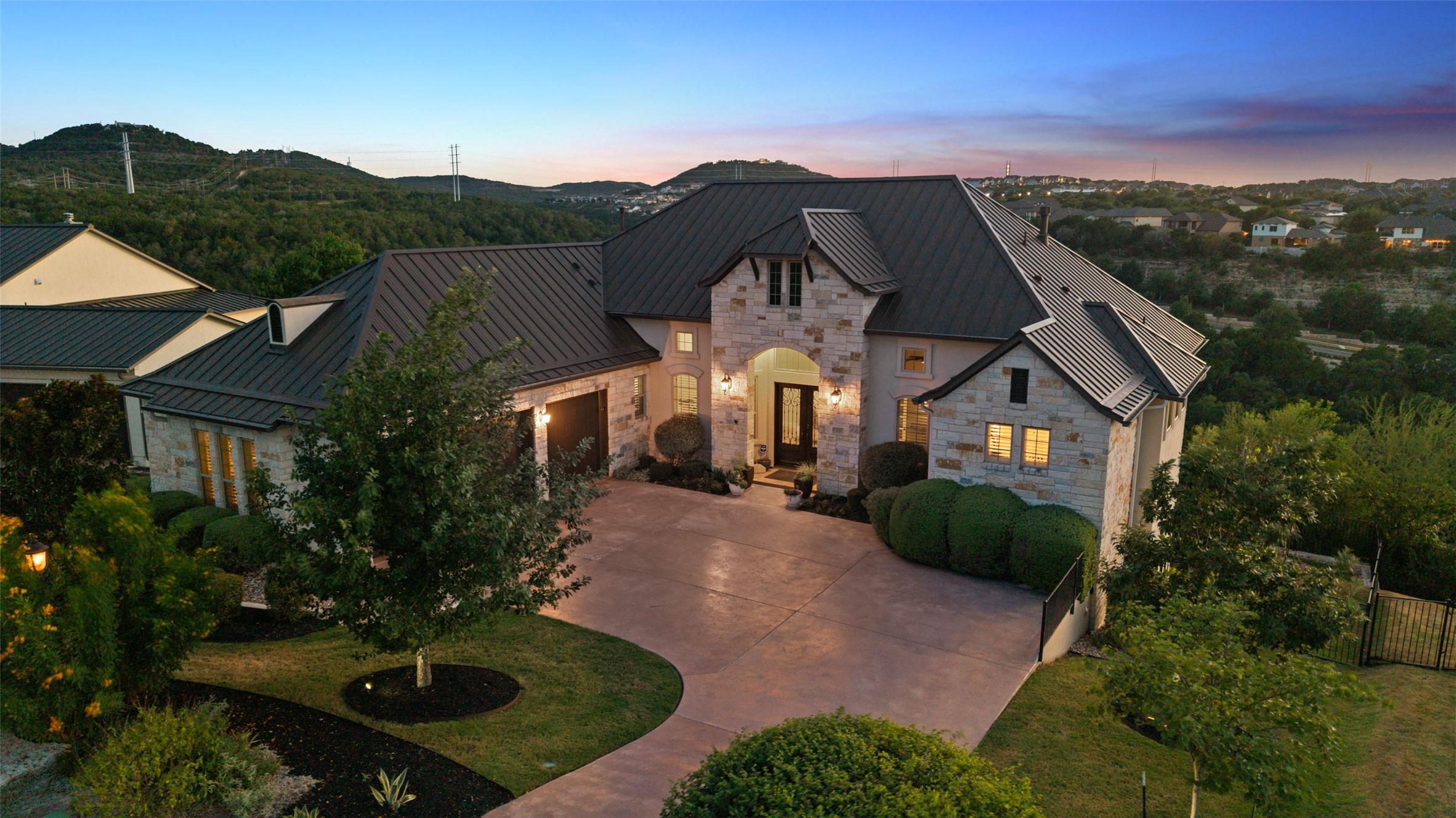 321 Bisset Ct — photo