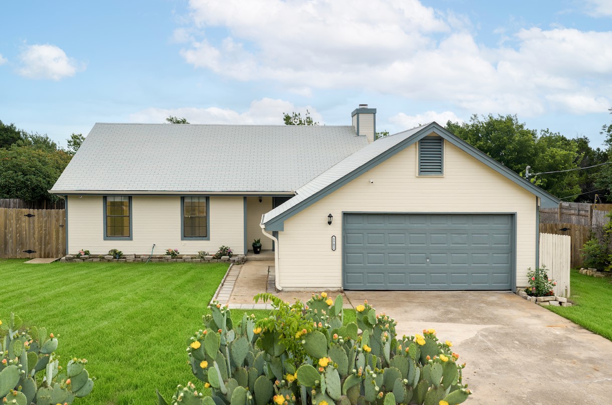 1702 Ireland Dr — photo