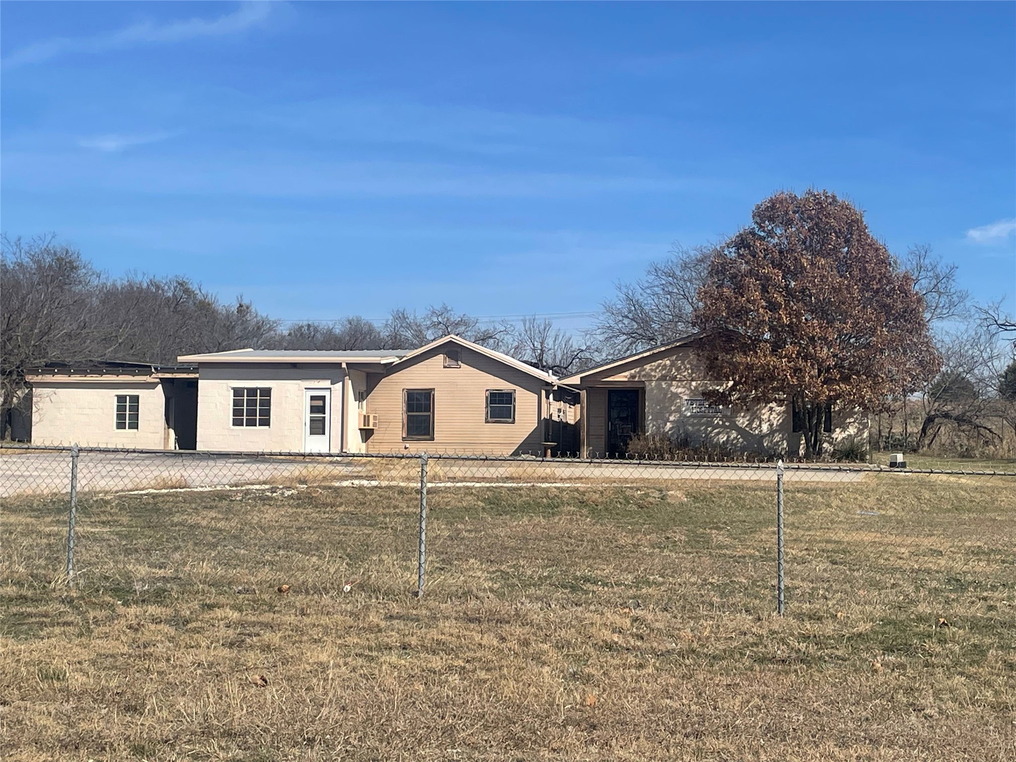 1312 N US Highway 281 — photo
