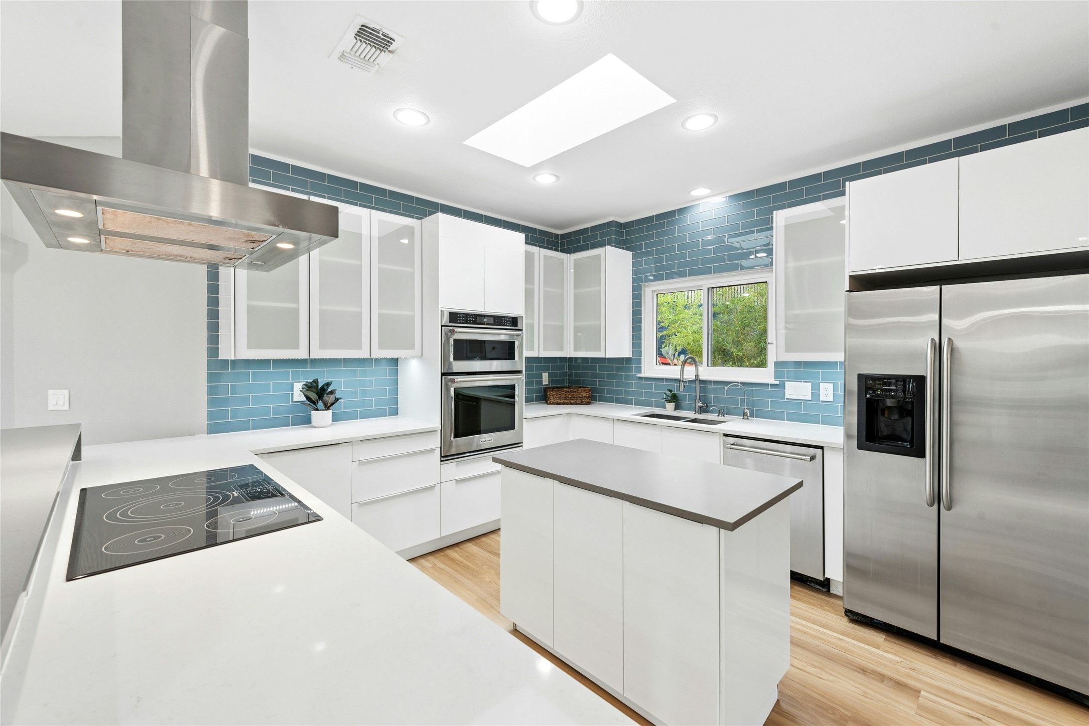 304 Palos Verdes Dr — photo