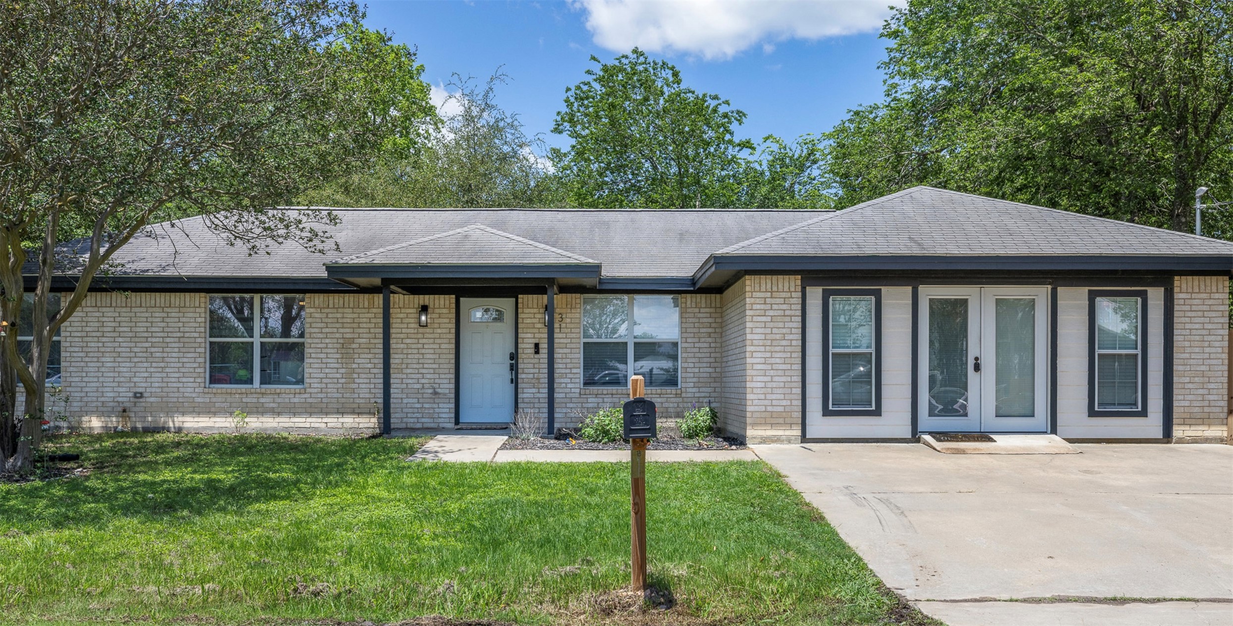 312 Holcombe Dr — photo
