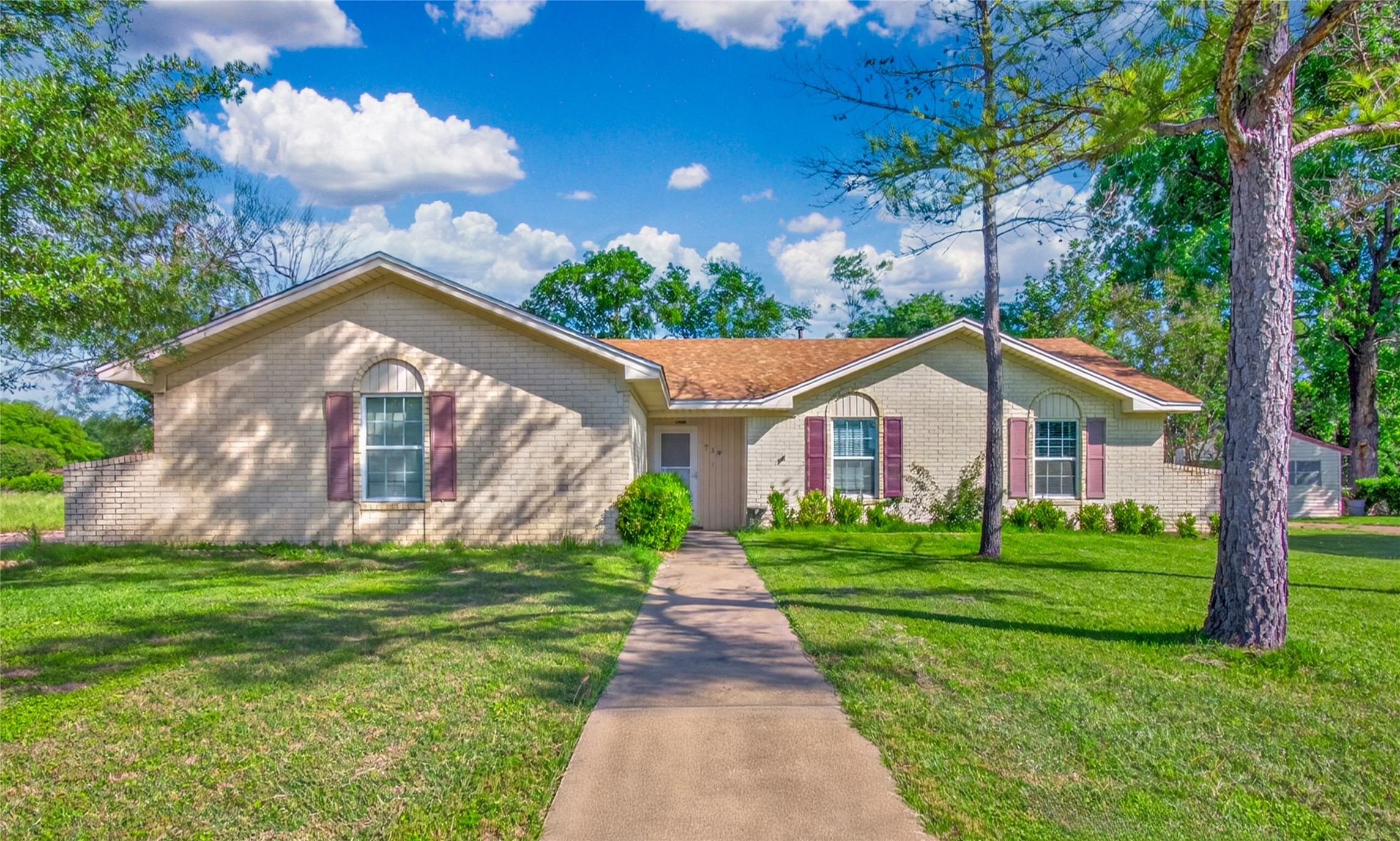 719 W Karnes Dr — photo