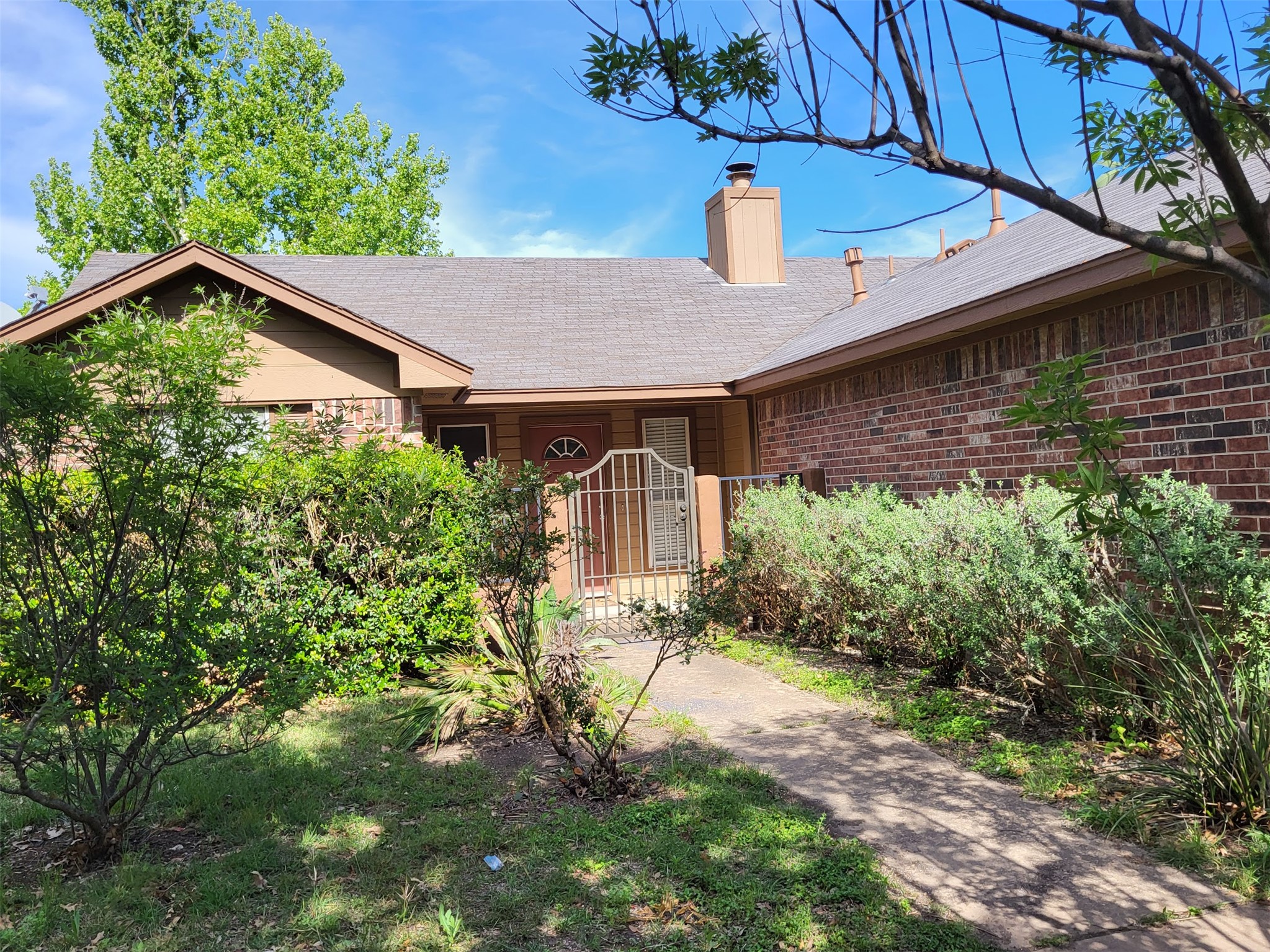 512 Maplecreek Dr — photo