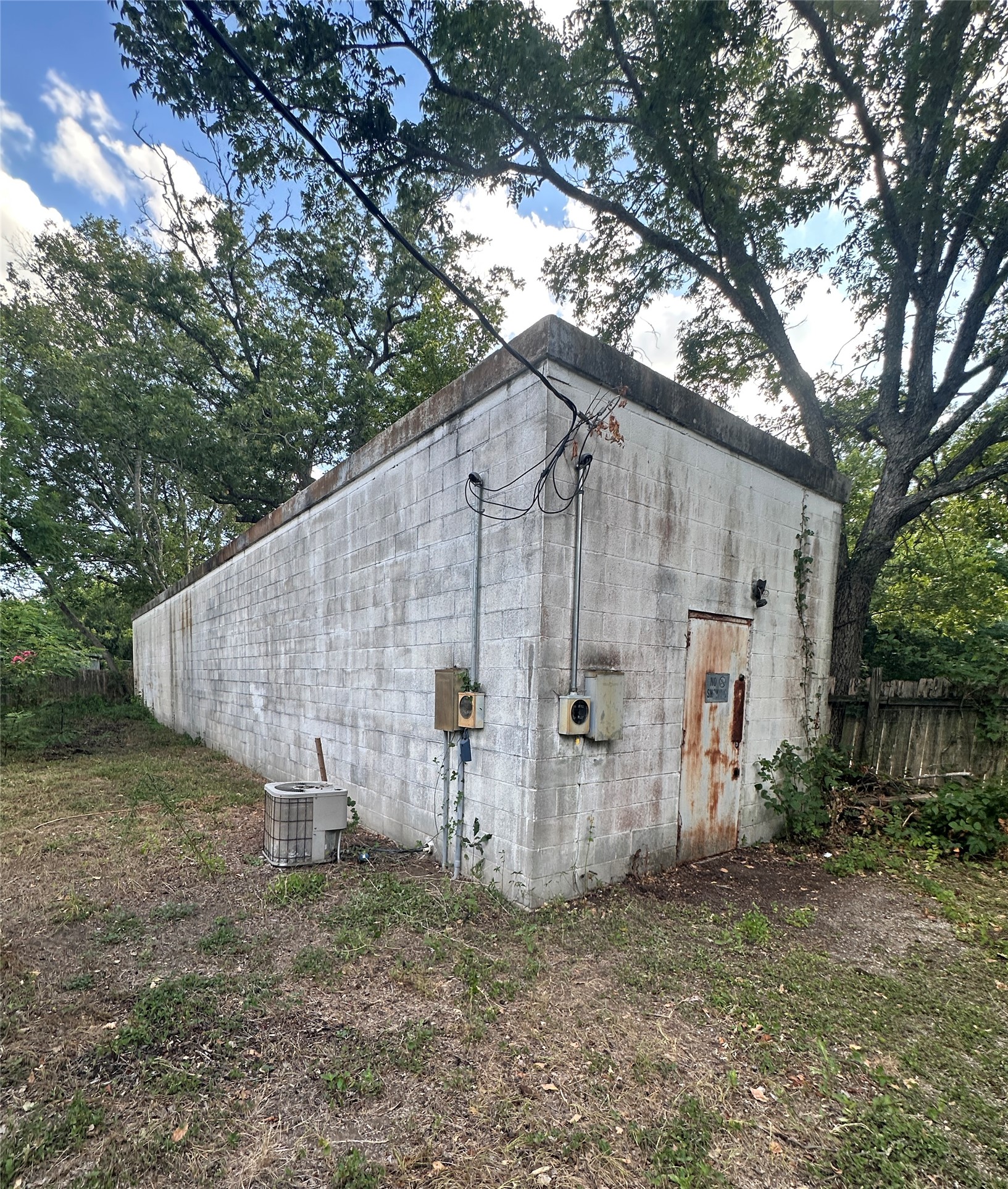 Home in Bastrop, TX 78602 — photo 2