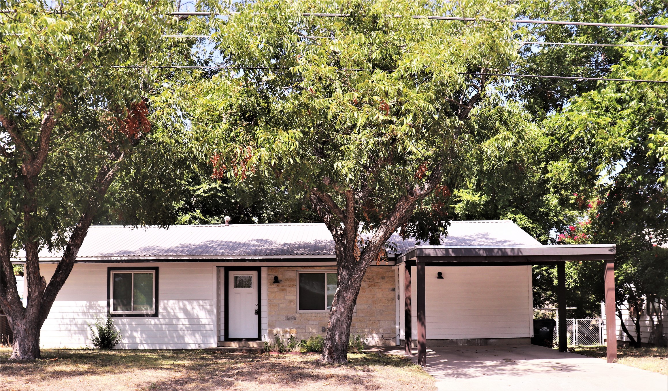 1002 N Main St — photo