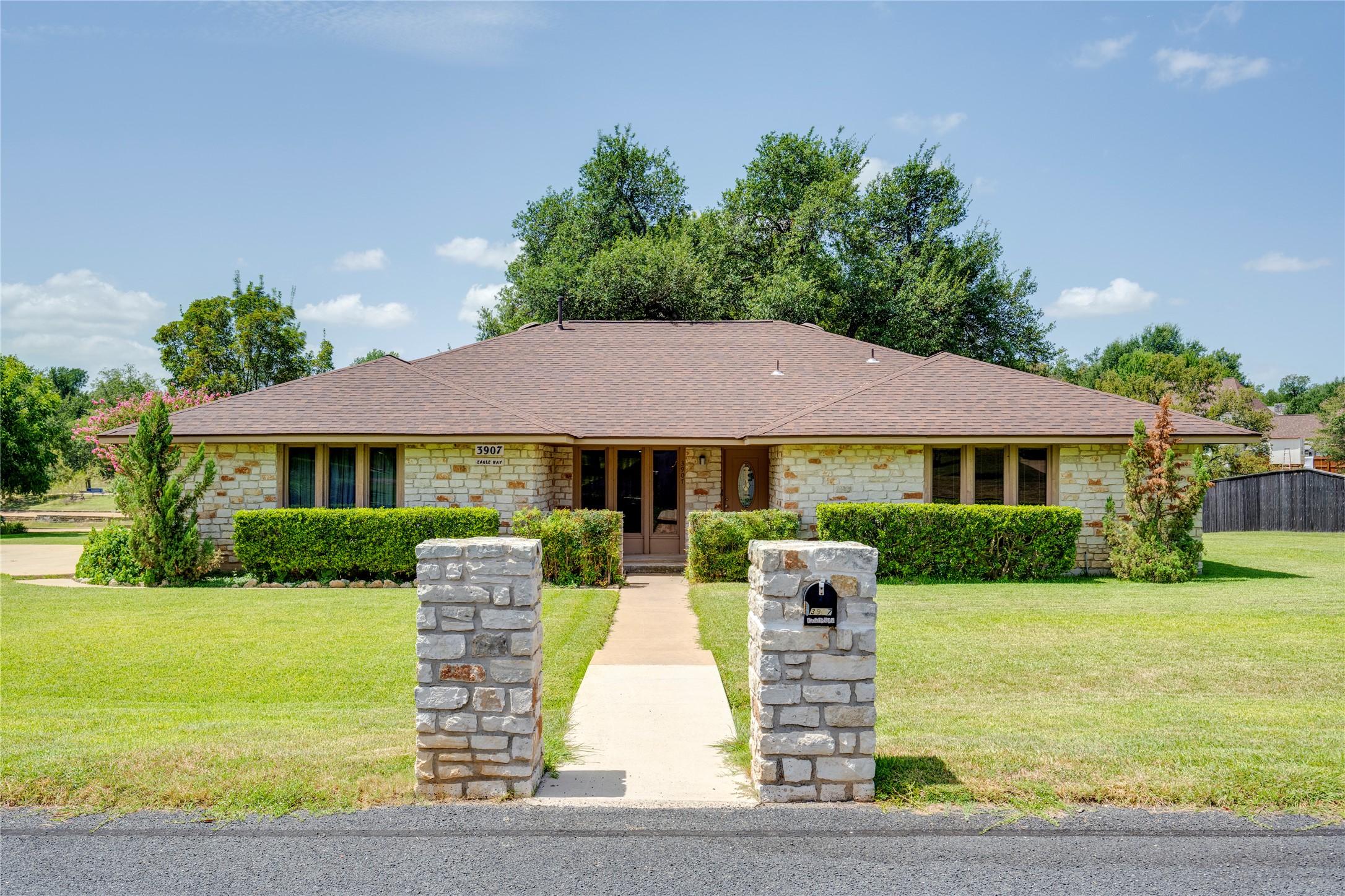 3907 Eagle Way — photo