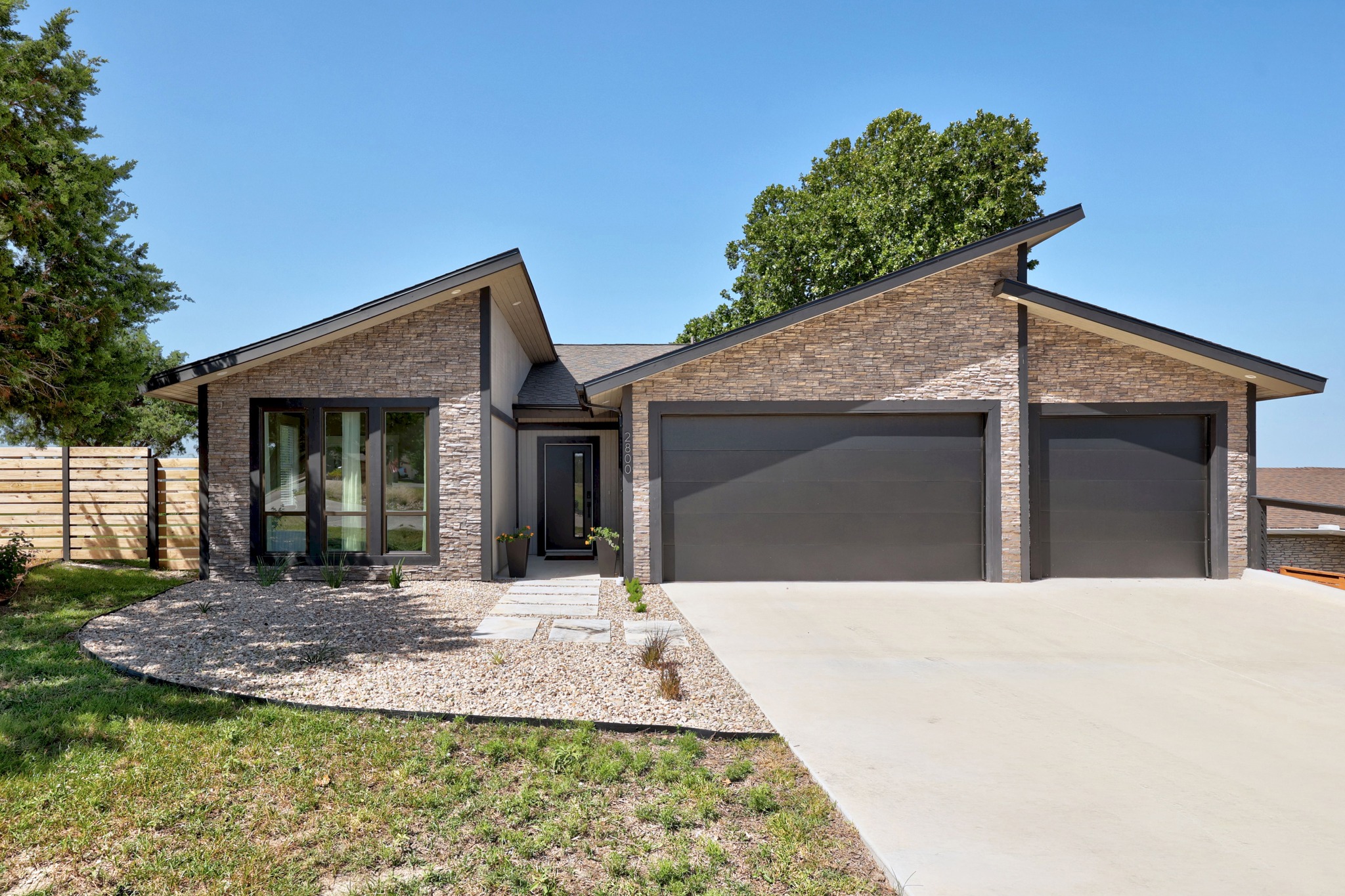 2800 Douglas CV — photo