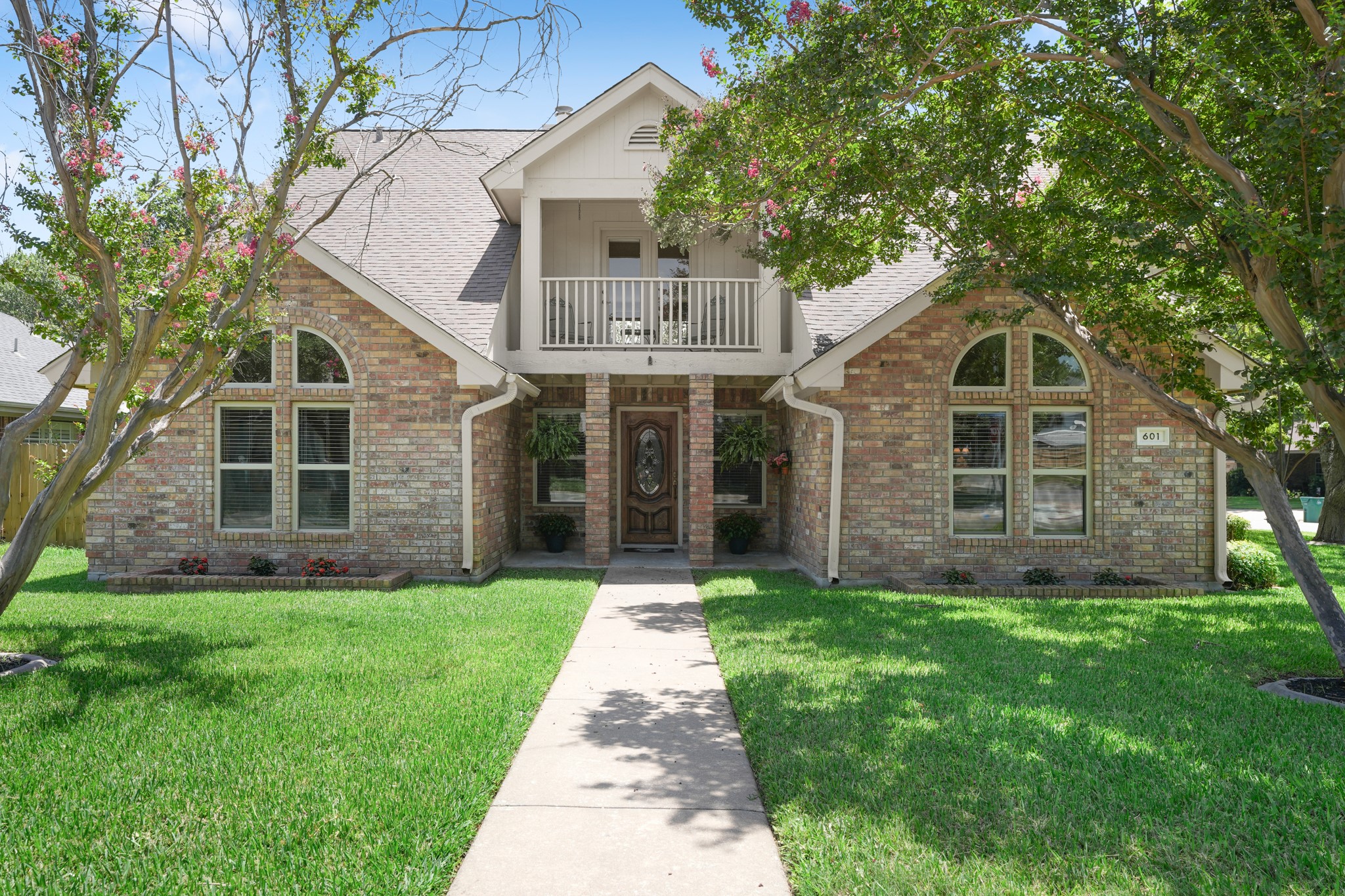 601 Maplewood Cir — photo