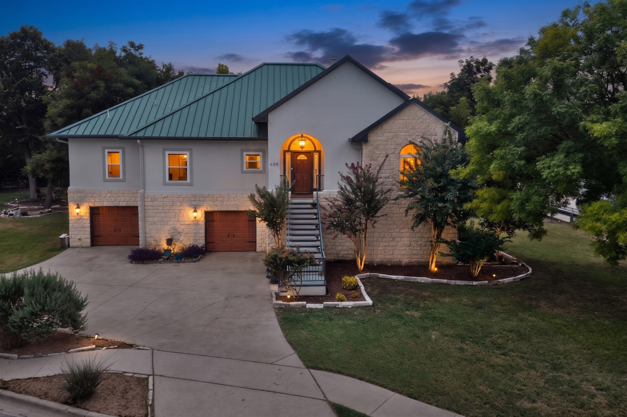 609 S Lake Creek Dr — photo