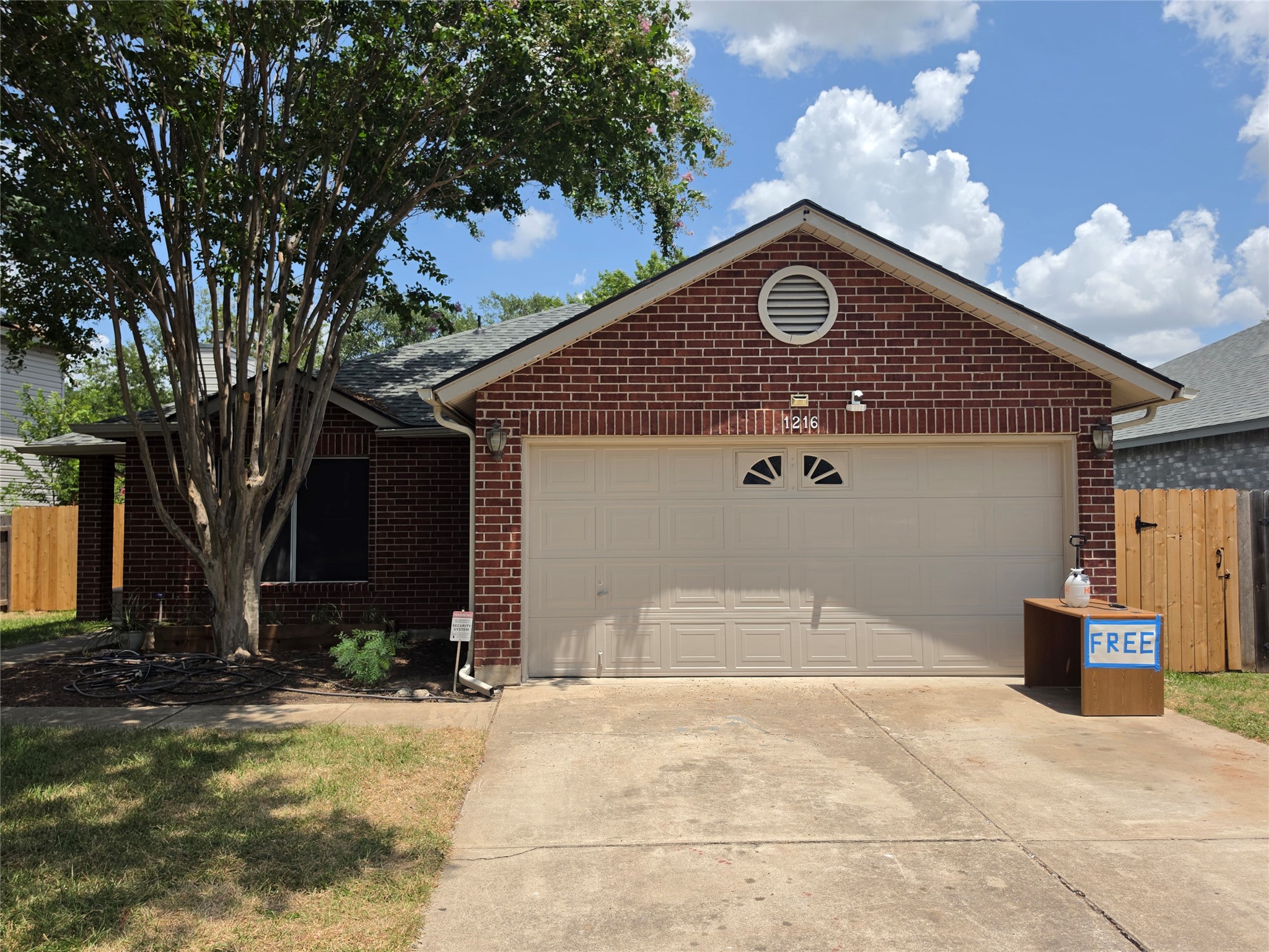 1216 Bradbury Ln — photo