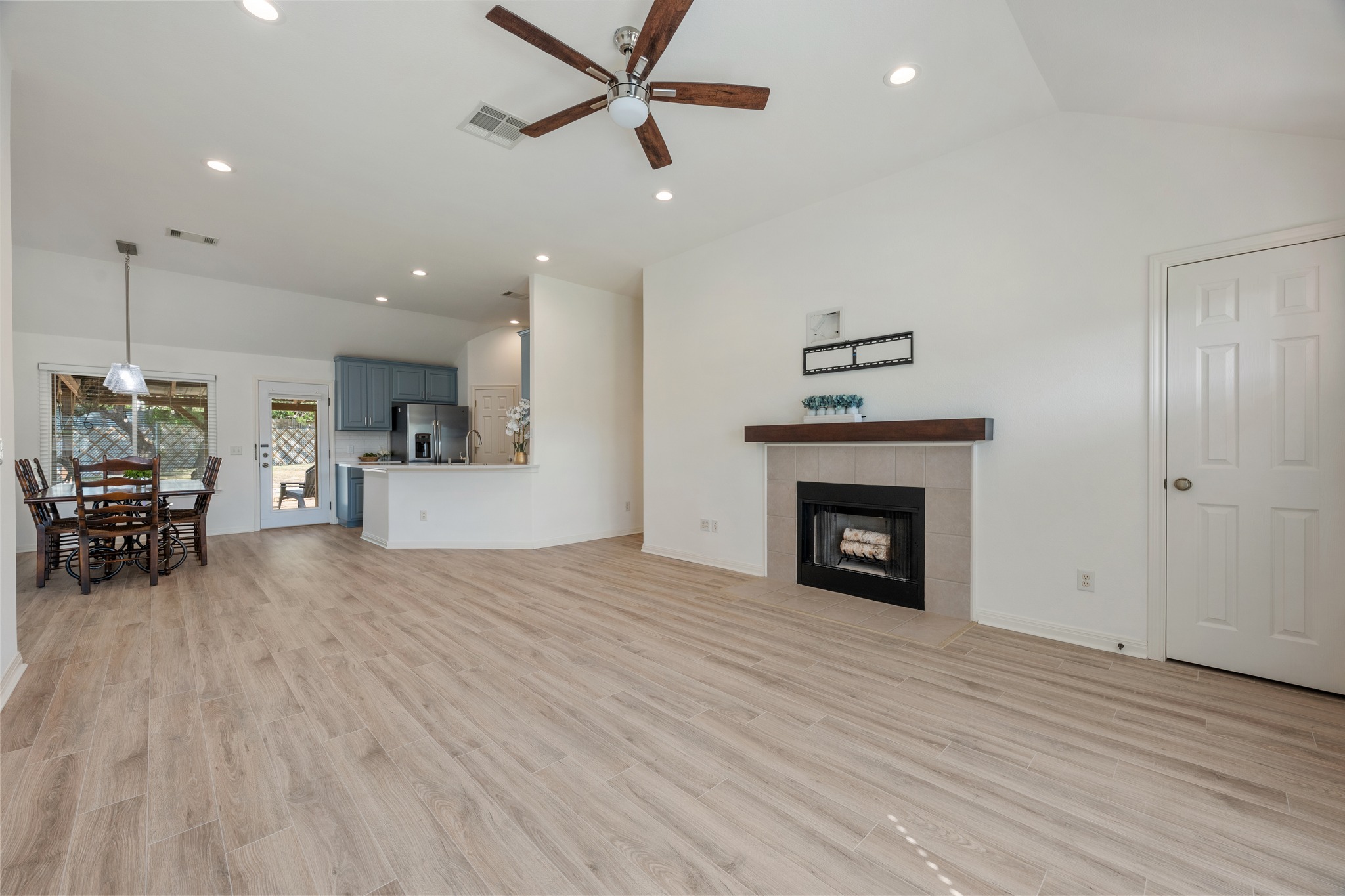 10114 Janet Loop — photo