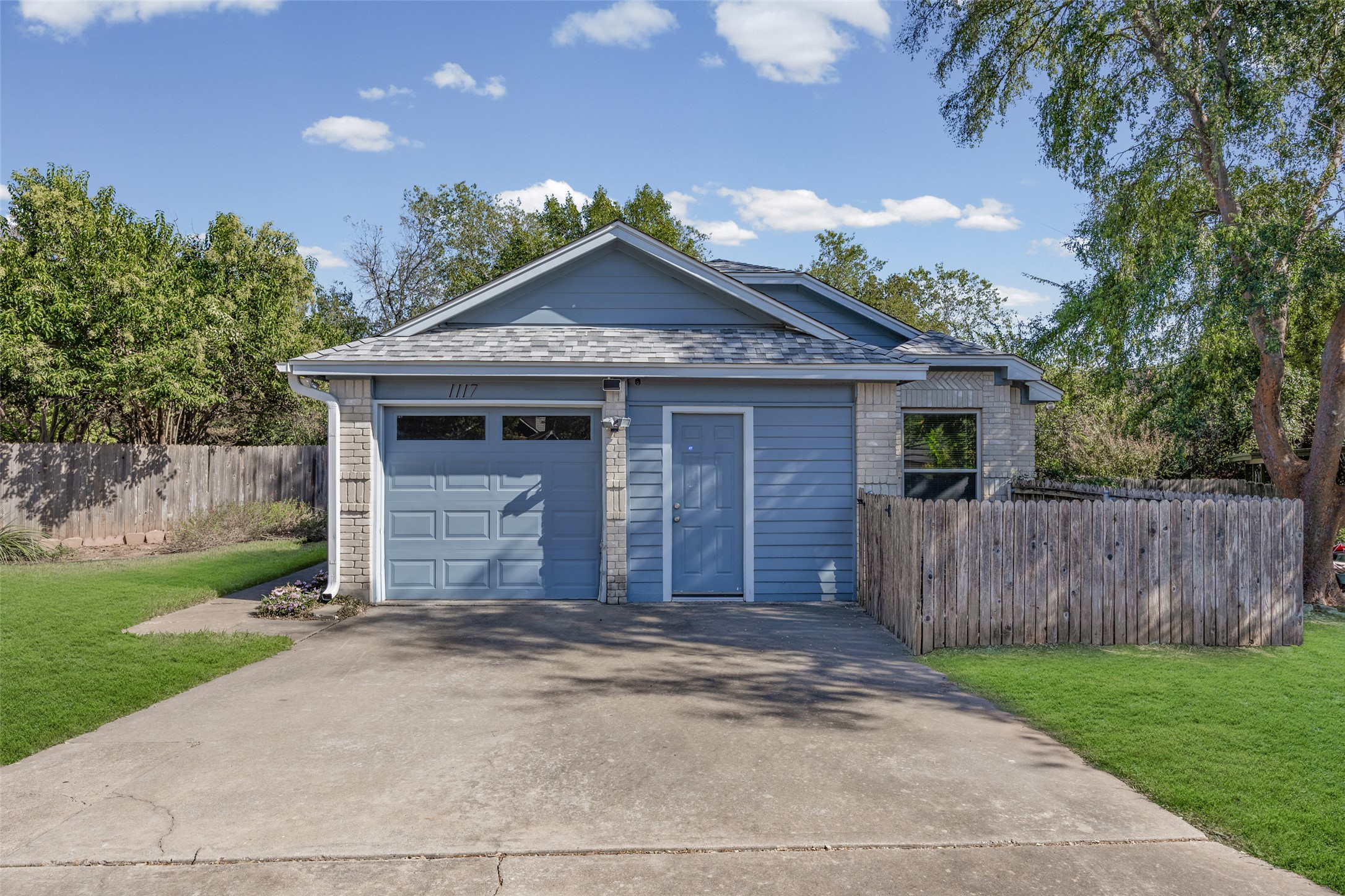 1117 Gatehouse Dr — photo