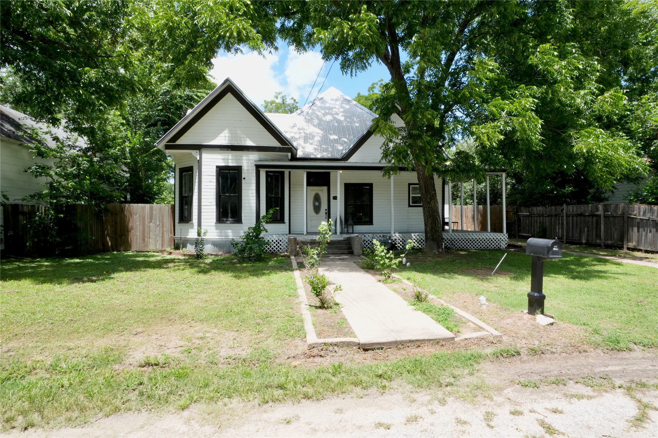 1704 N Houston Ave — photo