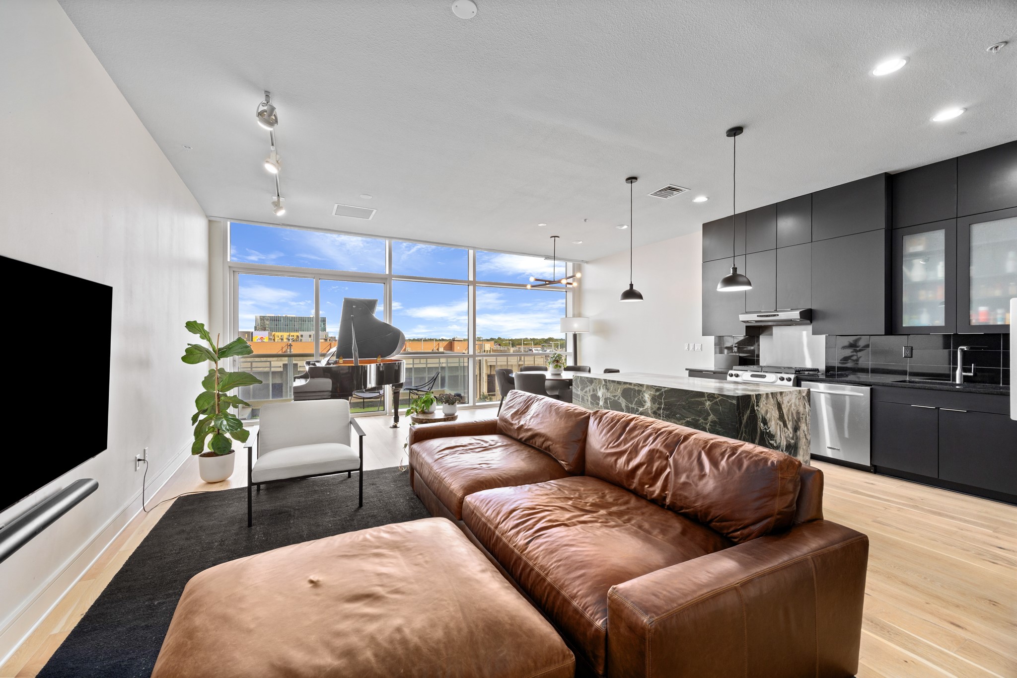 555 E 5th St 521 — photo