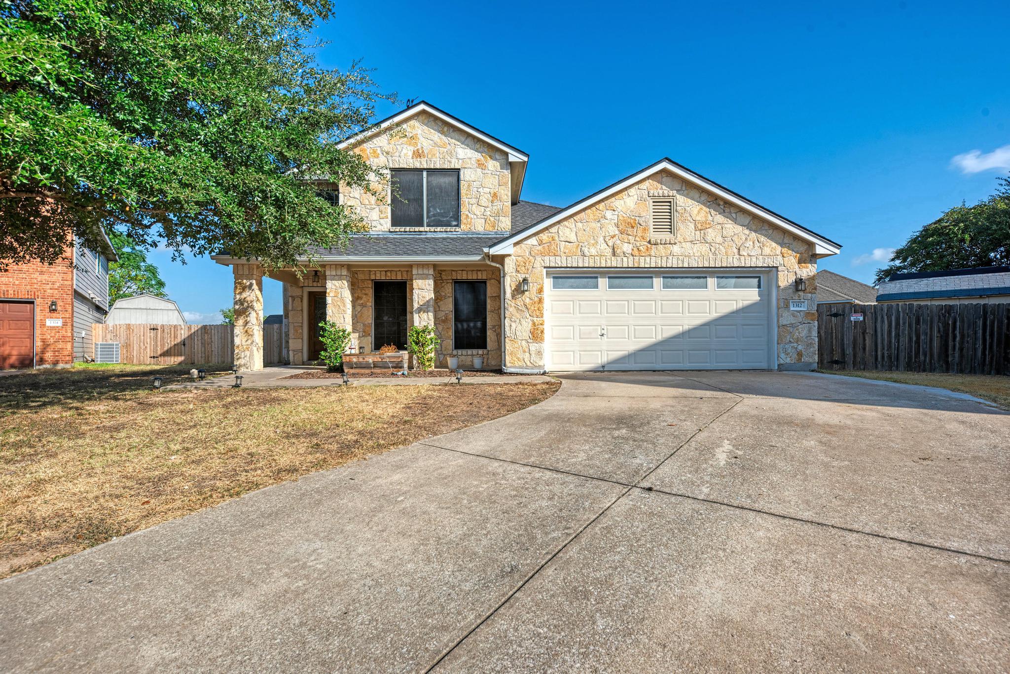 1312 Knippa CV — photo