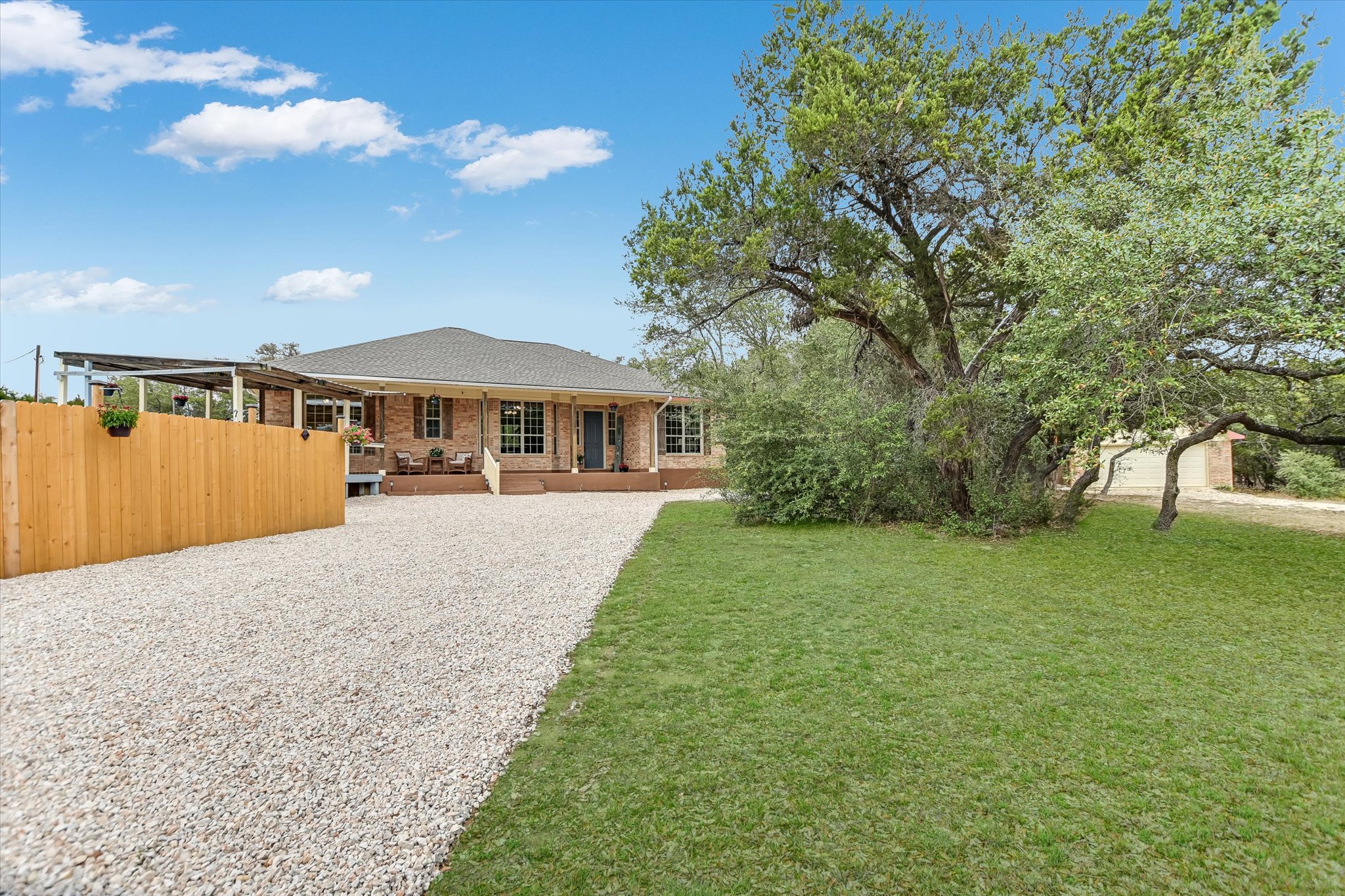 300 Round Rock Rd — photo