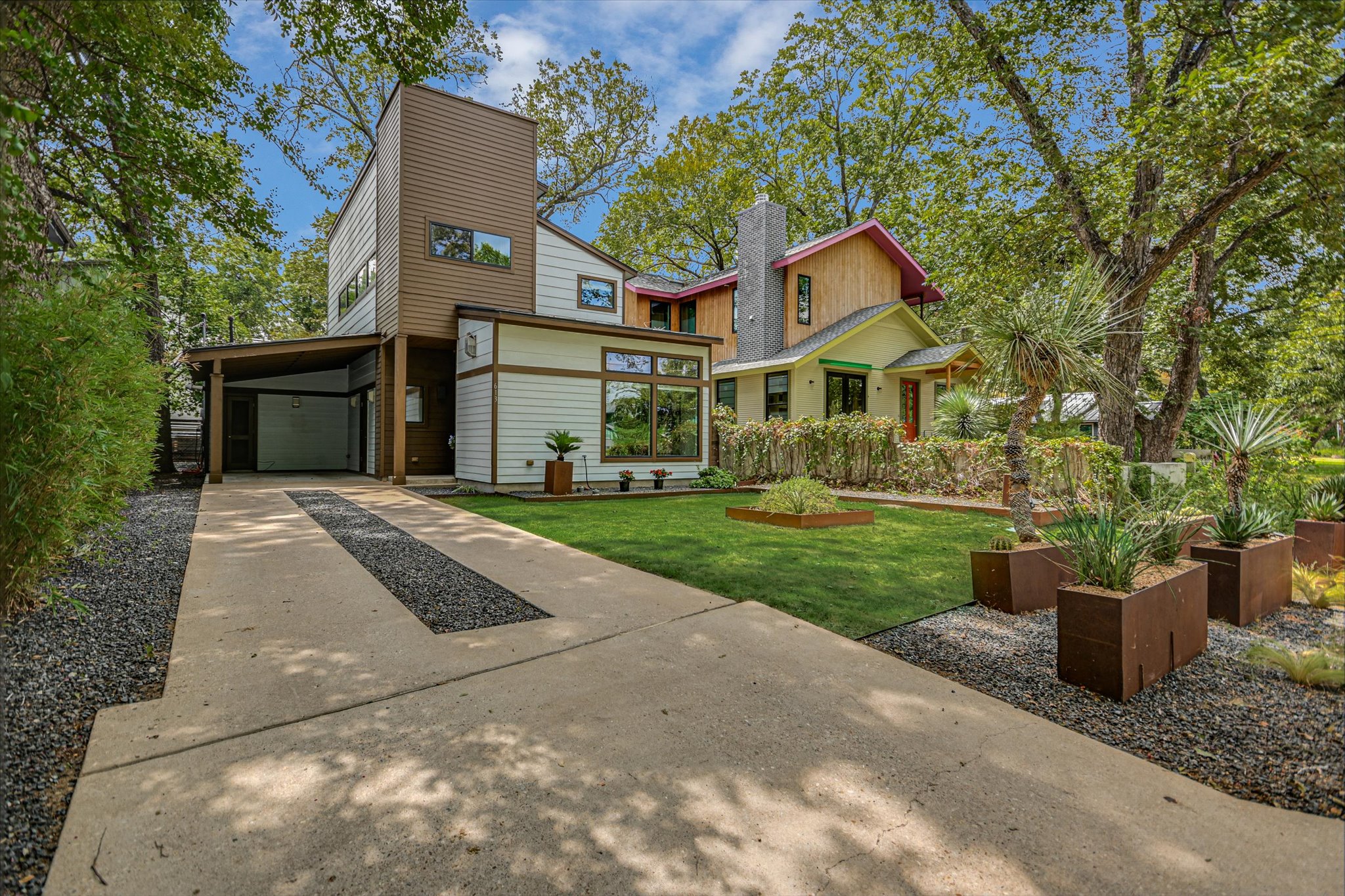 613 W Johanna St — photo