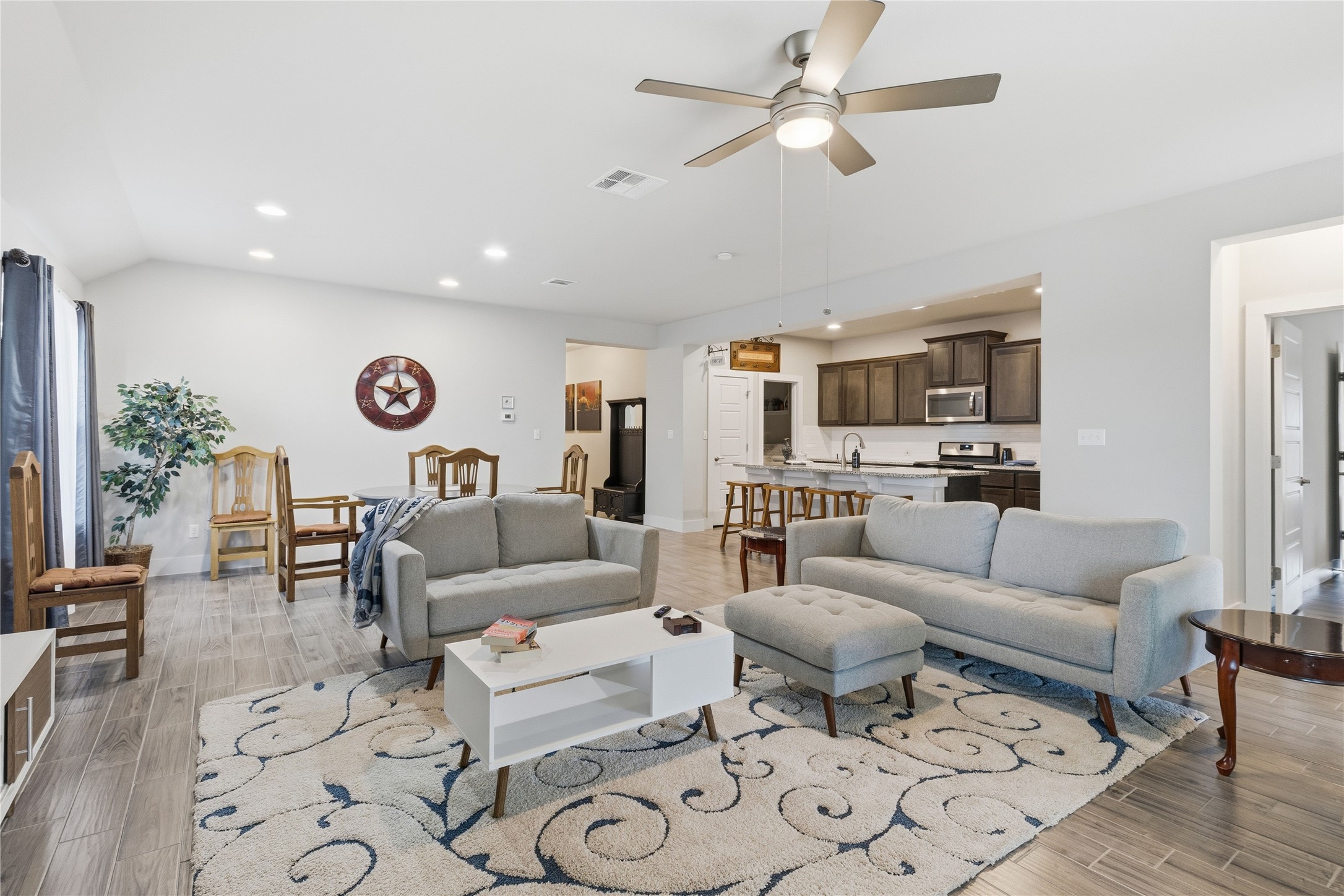 3543 Pauling Loop — photo