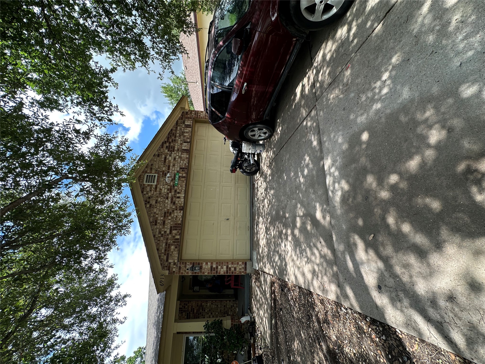 6913 Sabrina Dr — photo