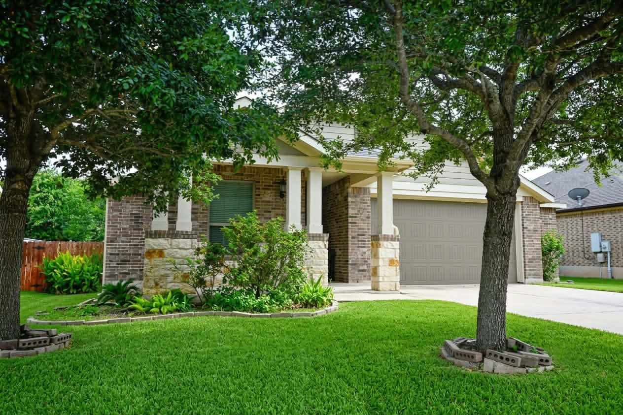 2108 Maplewood Dr — photo