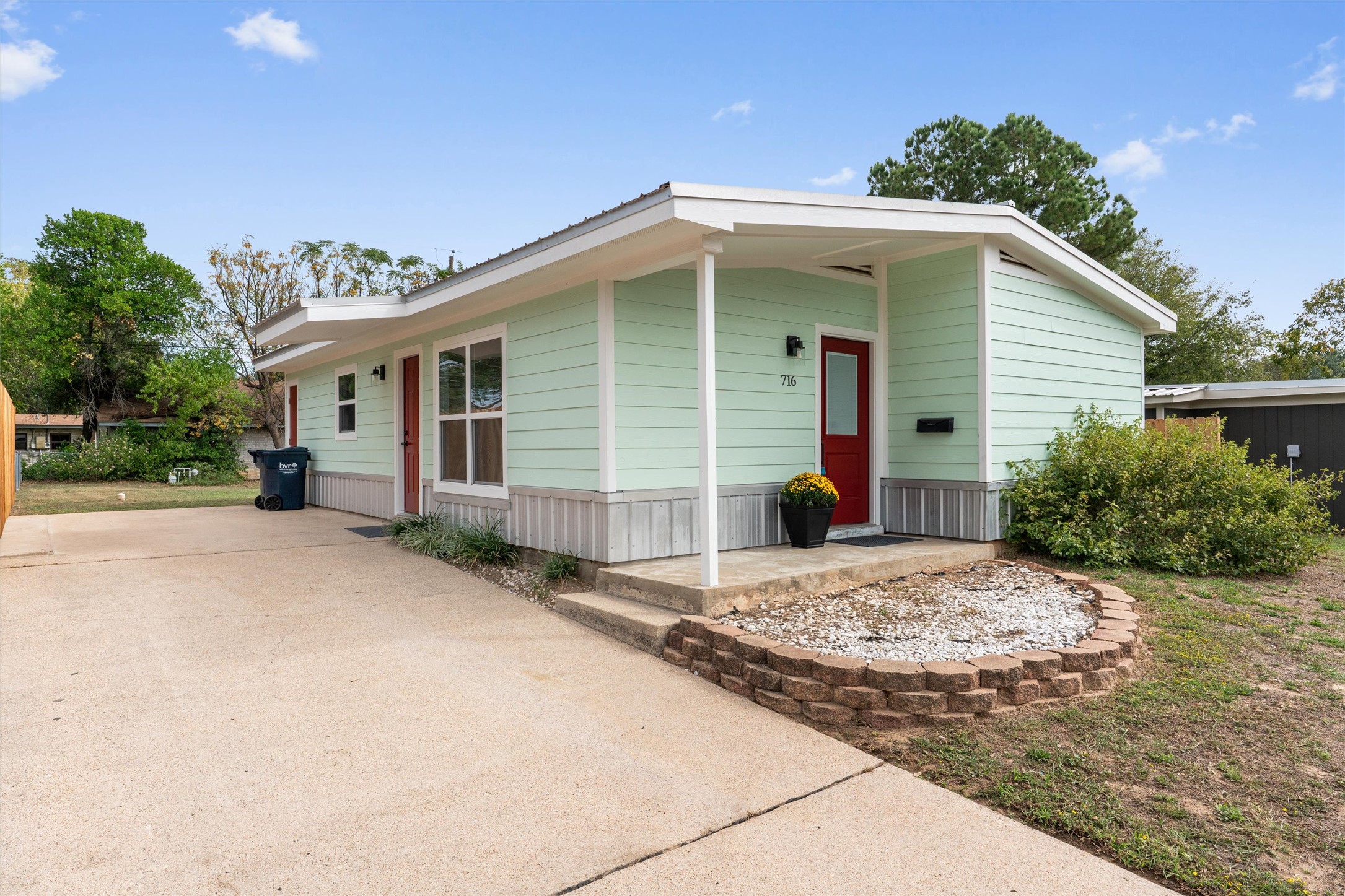 716 Hunter Dr — photo