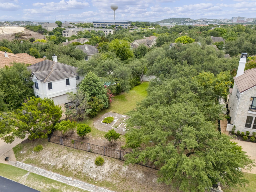 9 Wingreen Loop, The Hills, TX 78738 — photo 2