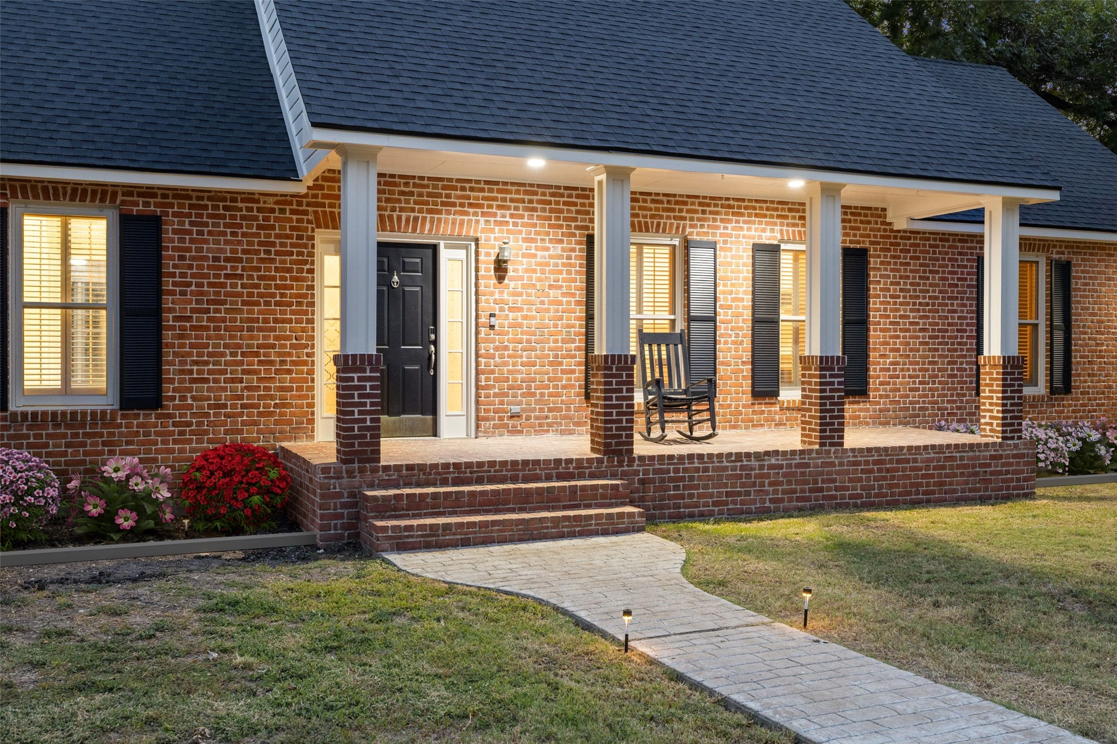 1105 Victoria St — photo