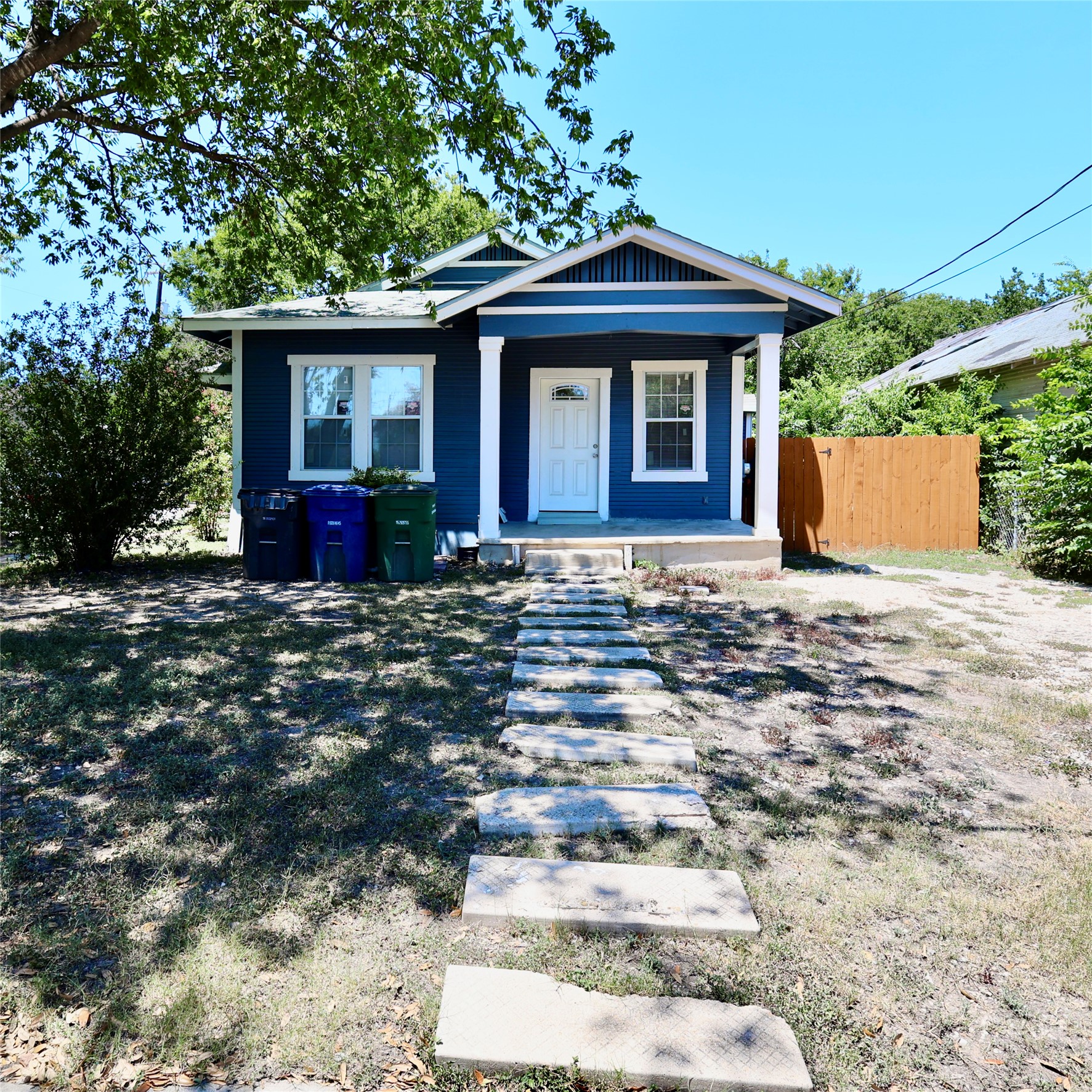 2323 W Salinas St — photo