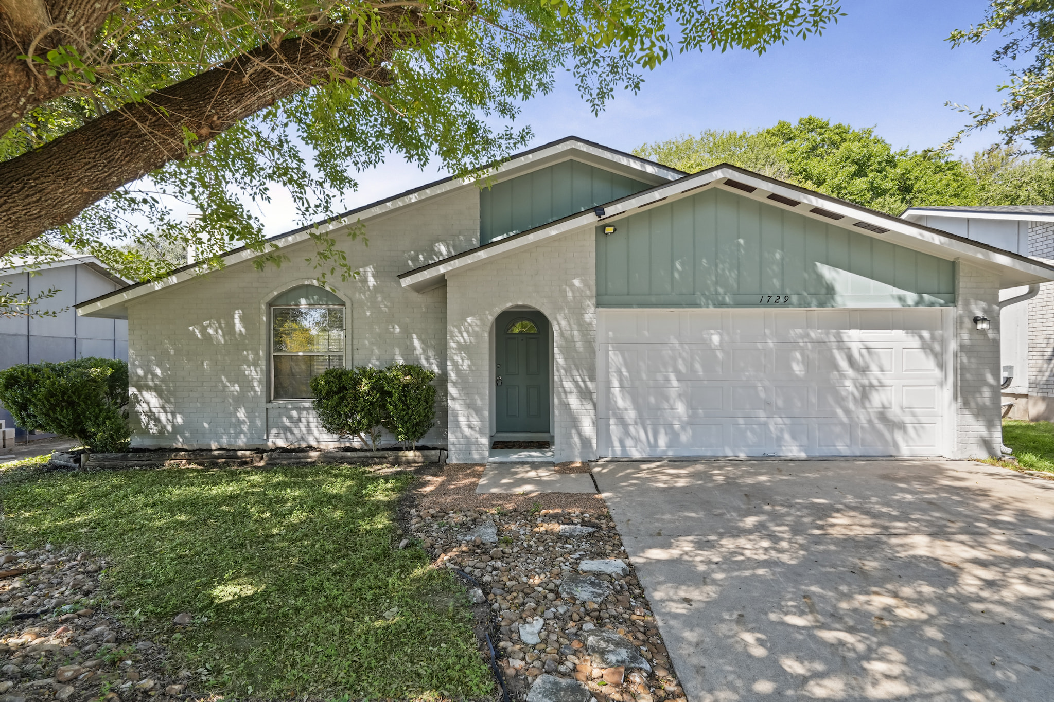 1729 Cricket Hollow Dr — photo
