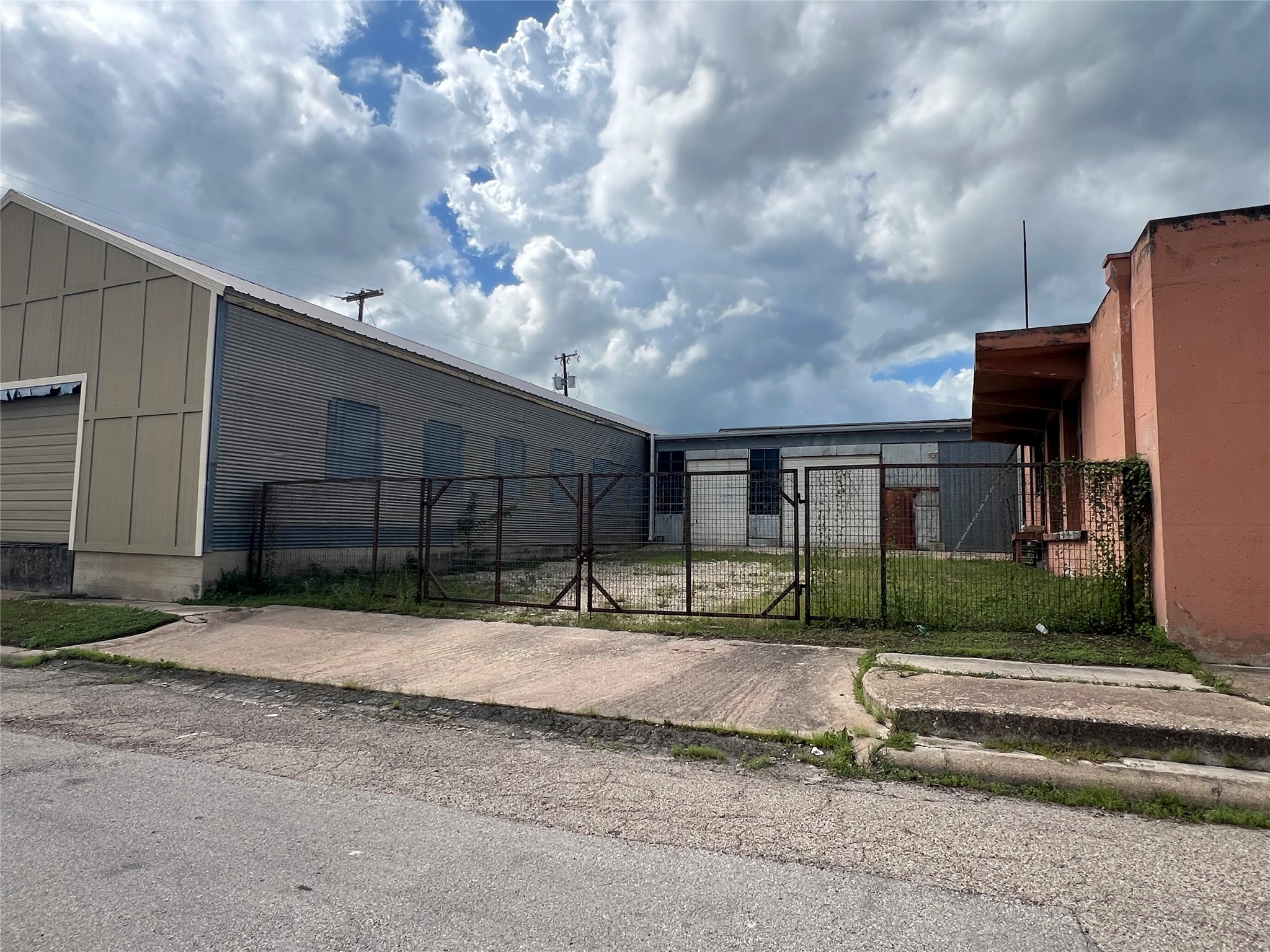 219 E 3rd Street, Taylor, TX 76574 — photo 2