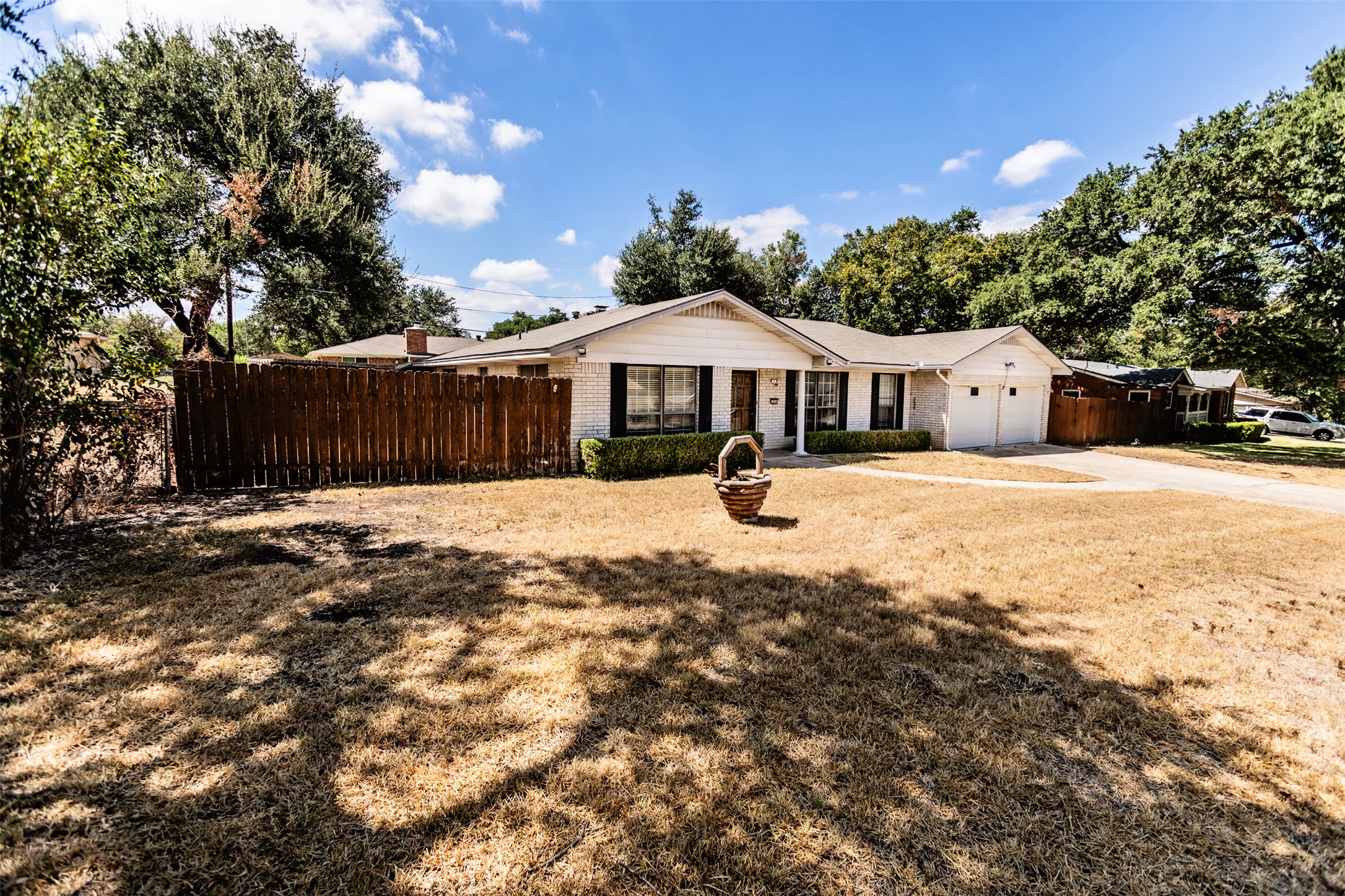 3205 Pin Oak Dr — photo